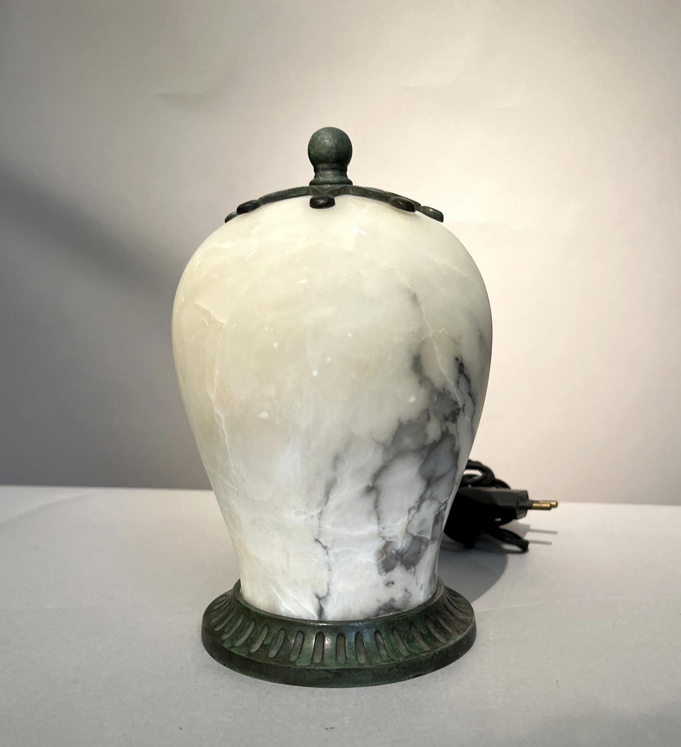 Pretty nightlight in alabaster and bronze with green and black patina.
Base decorated with flat gadroons, ovoid grip on a star-shaped plate.