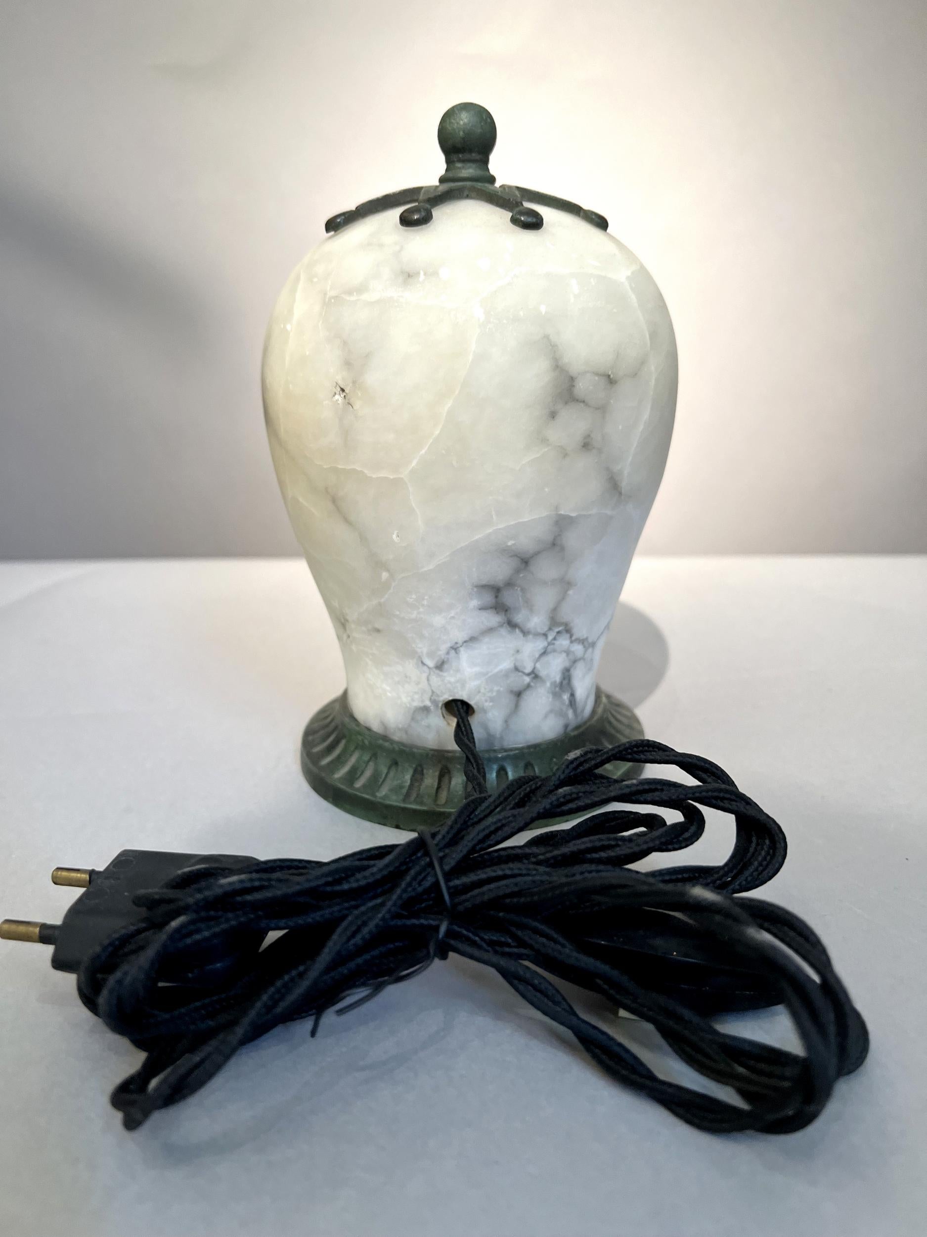 Nightlight in alabaster and bronze Art-Déco, France, circa 1930 In Good Condition For Sale In Paris, FR