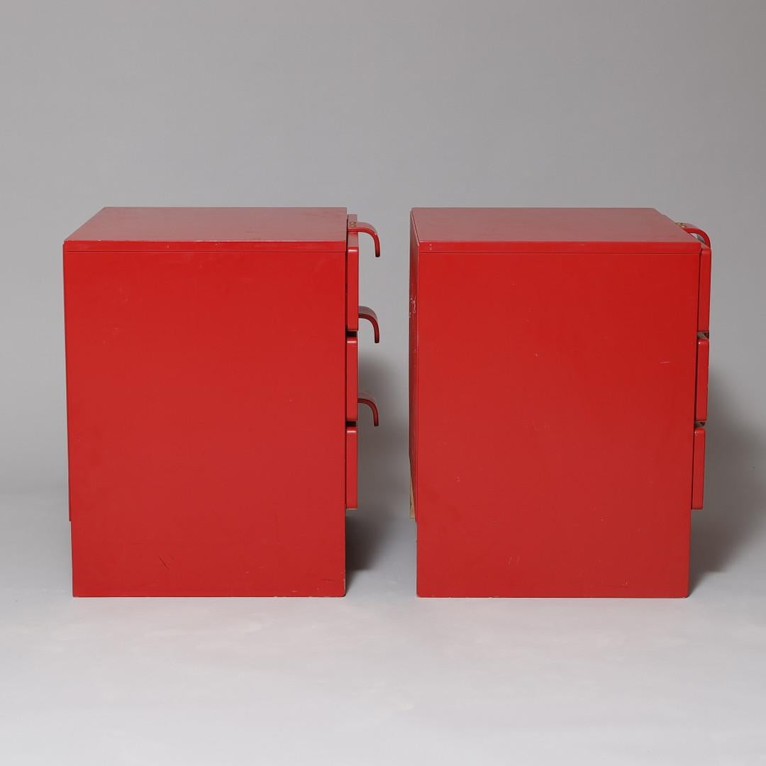 Nightstand Dresser  by Asko Finland red lacquer 1960 In Good Condition For Sale In Paris, FR