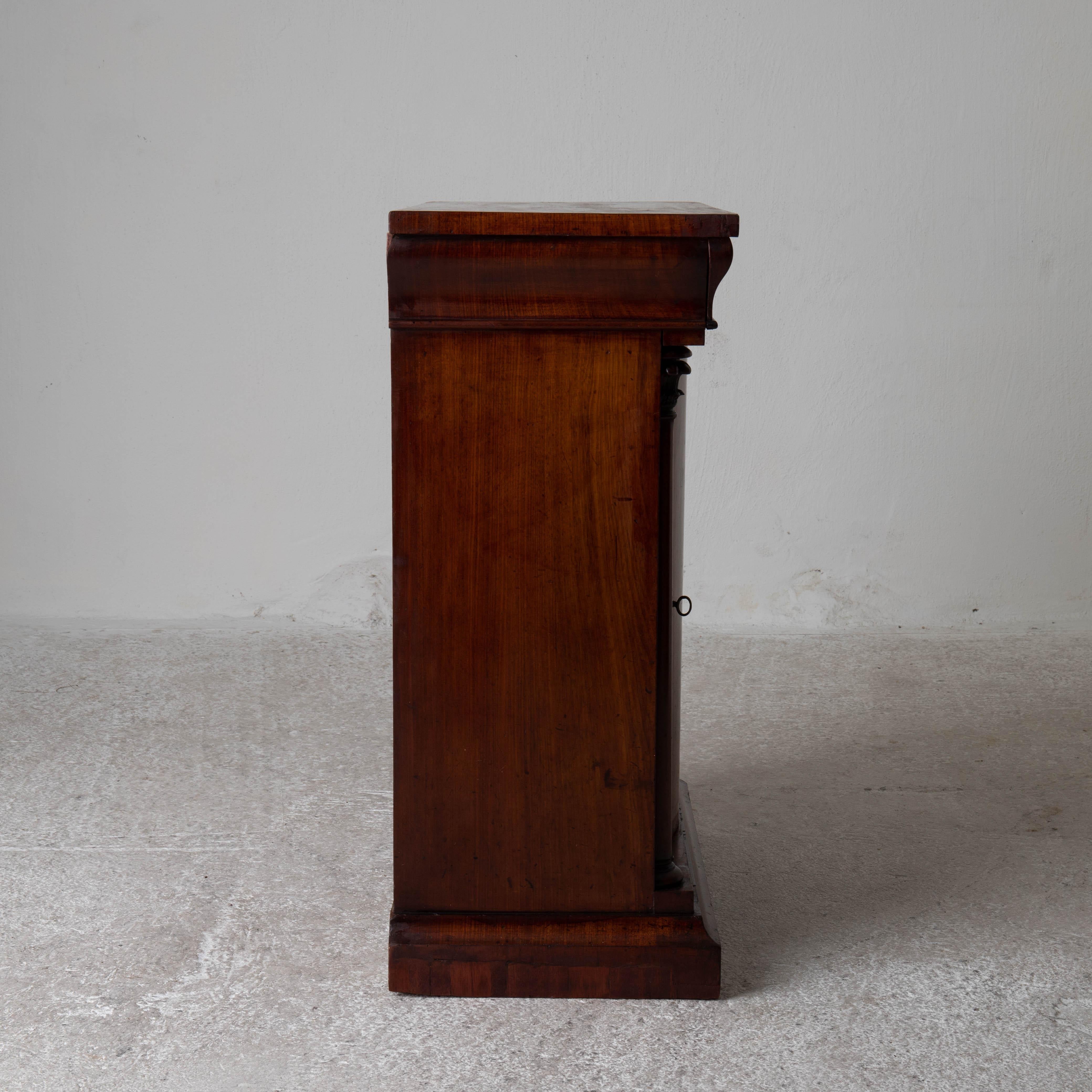 Nightstand Side Table Swedish Mahogany 19th Century Neoclassical Sweden For Sale 7