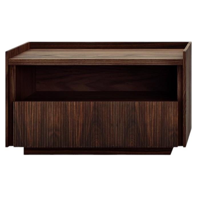 Table de chevet, en noyer massif noueux, ensemble de deux meubles de rangement sur mesure, Italie en vente