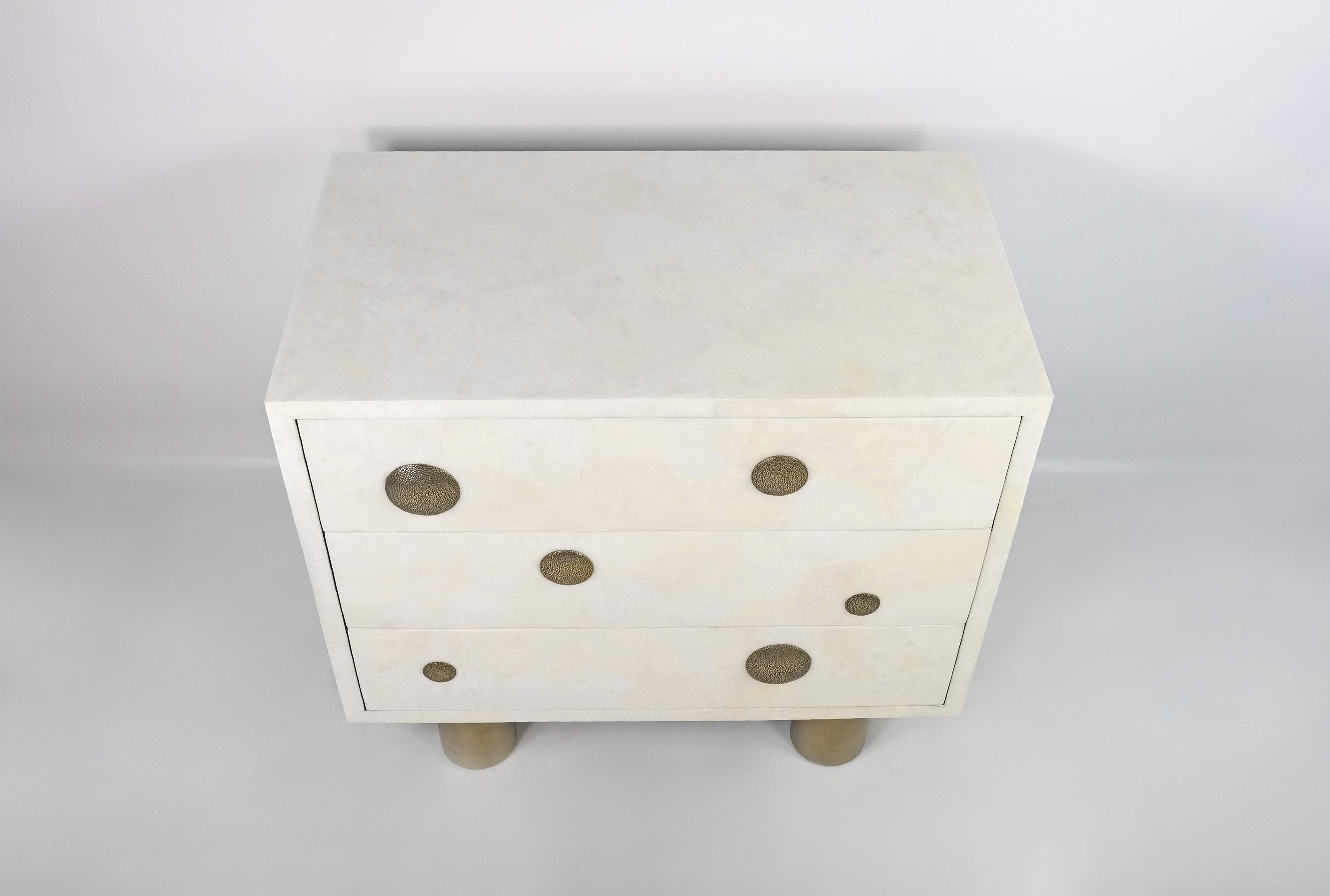 Nightstand table in White Rock Crystal with bronze decor by Ginger Brown In New Condition For Sale In Bourguebus, FR