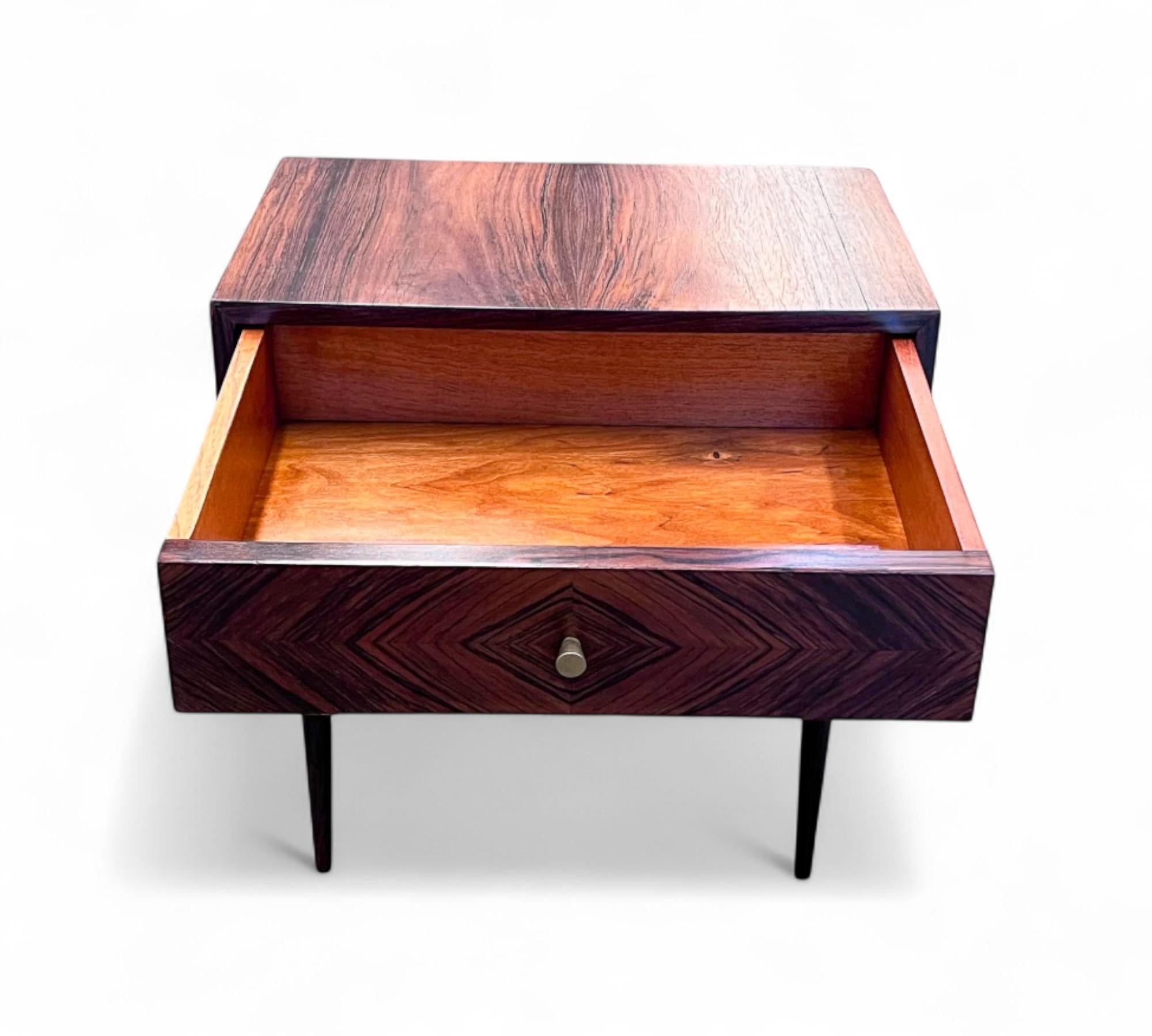 Table de nuit en bois de rose avec un tiroir et une poignée en laiton. Le bois a été rénové et la pièce est en excellent état. 