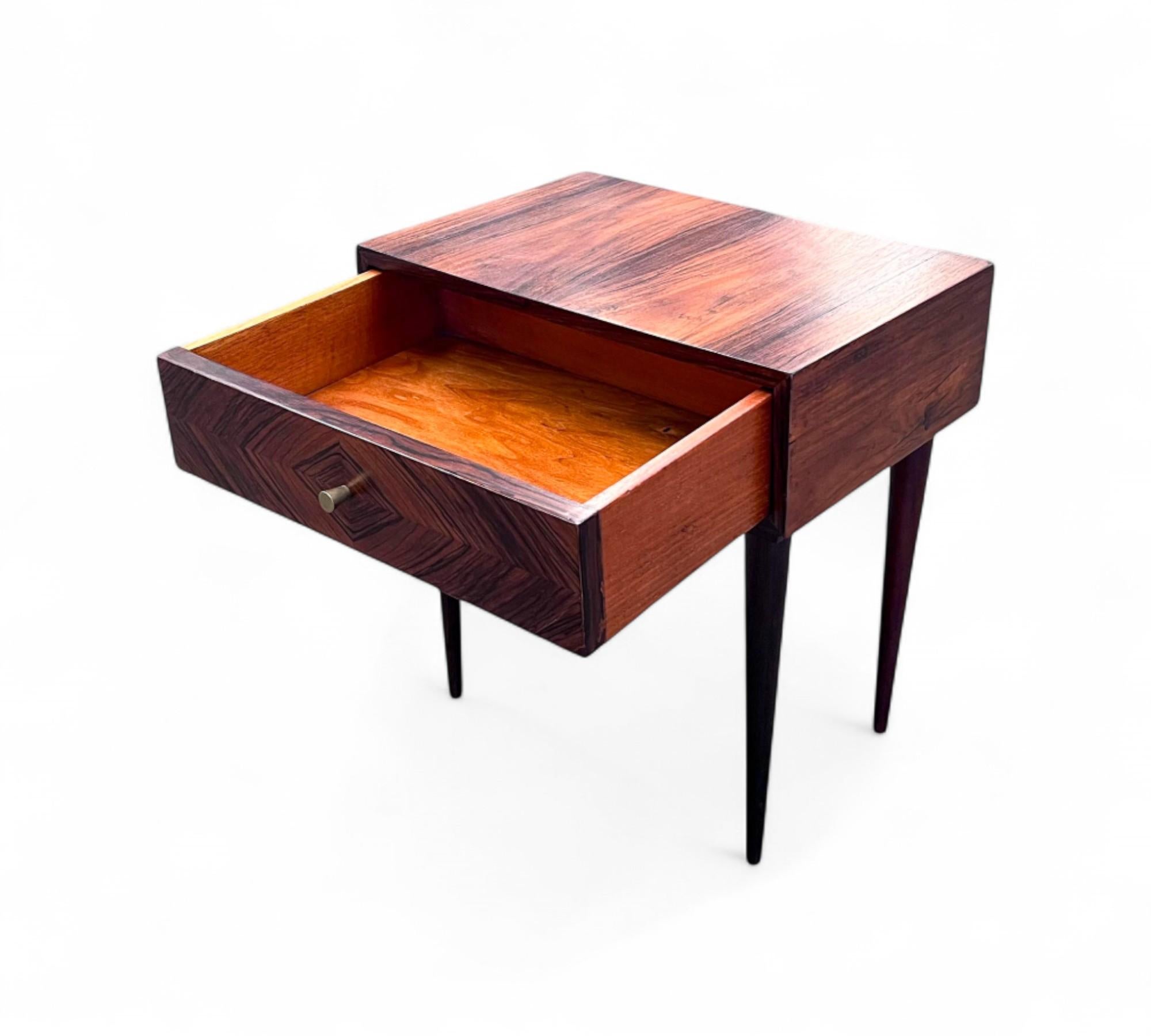 Mid-Century Modern Table de nuit avec tiroir en bois dur, Cimo, années 1950 - Lot 812 en vente