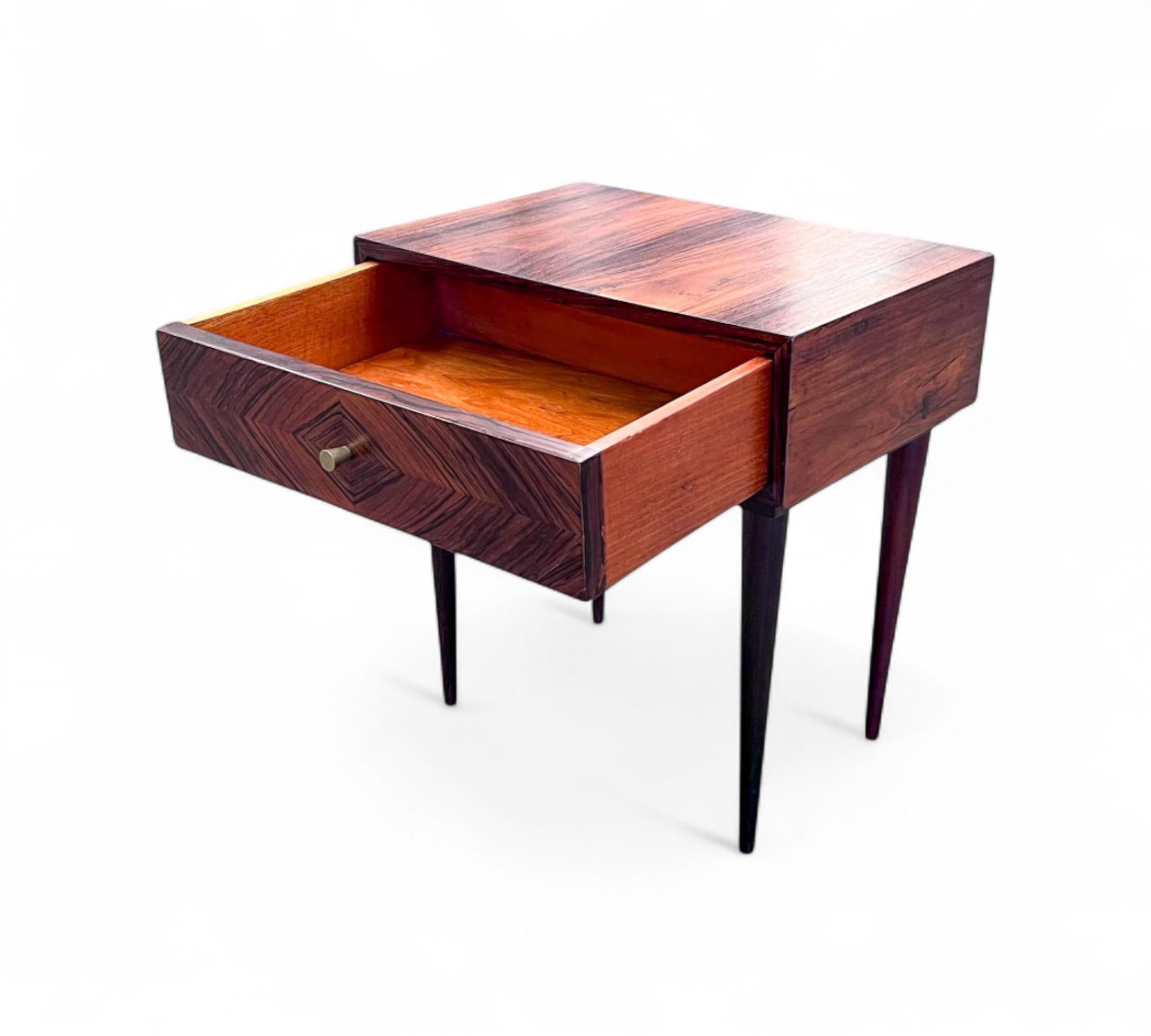 Brésilien Table de nuit avec tiroir en bois dur, Cimo, années 1950 - Lot 812 en vente