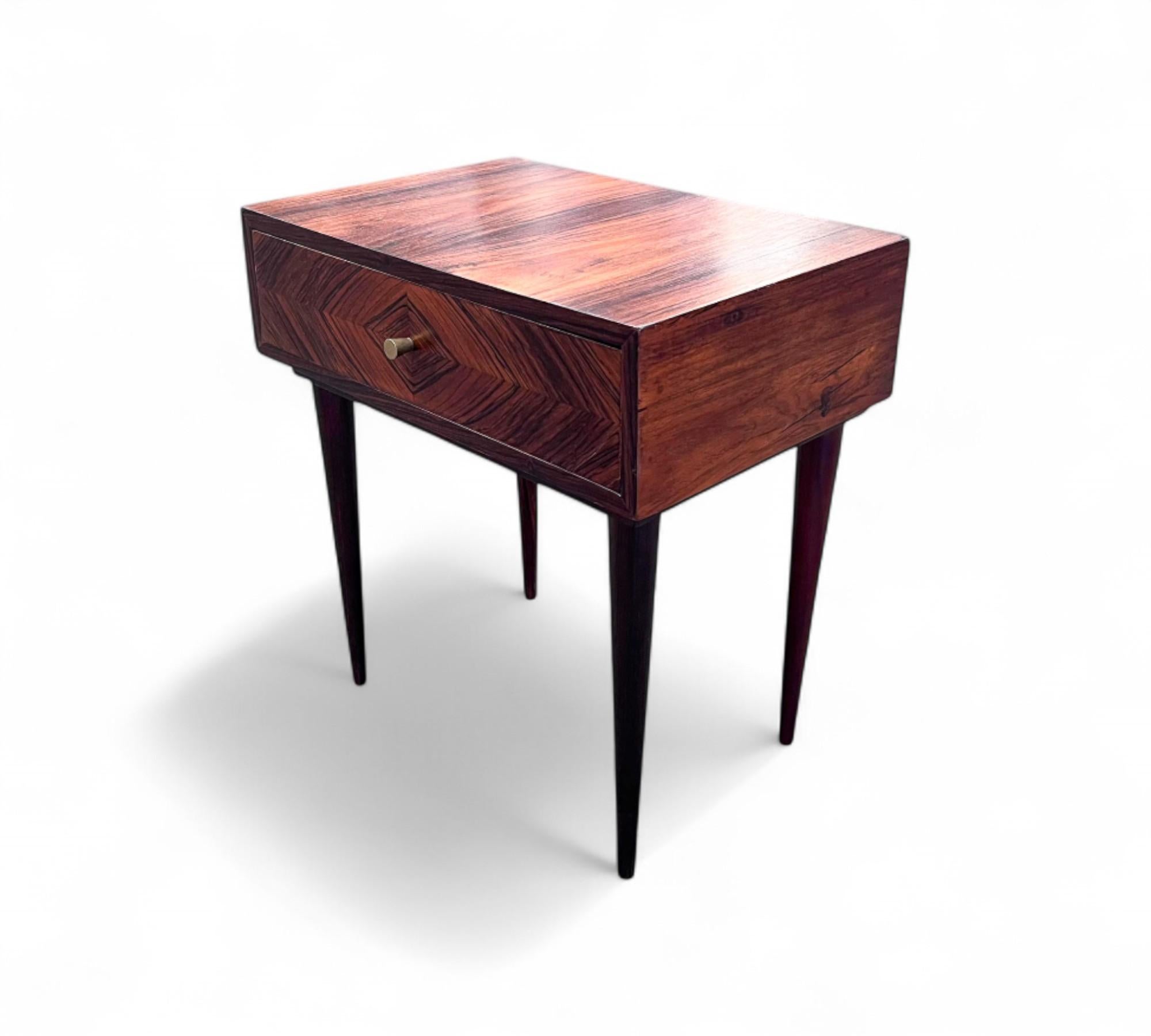 Travail du bois Table de nuit avec tiroir en bois dur, Cimo, années 1950 - Lot 812 en vente