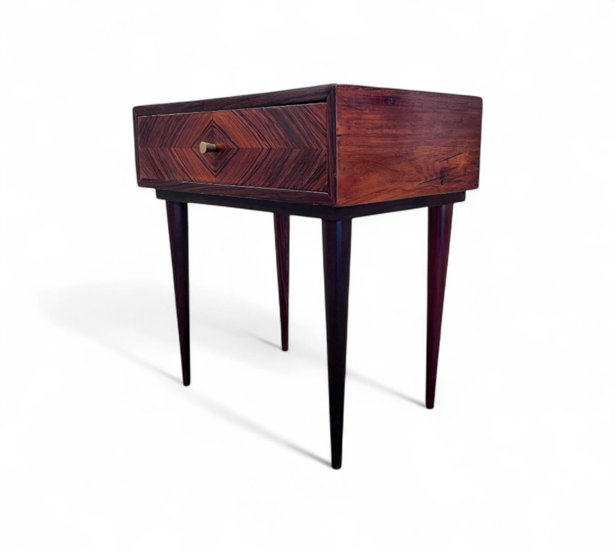 Table de nuit avec tiroir en bois dur, Cimo, années 1950 - Lot 812 Bon état - En vente à New York, NY