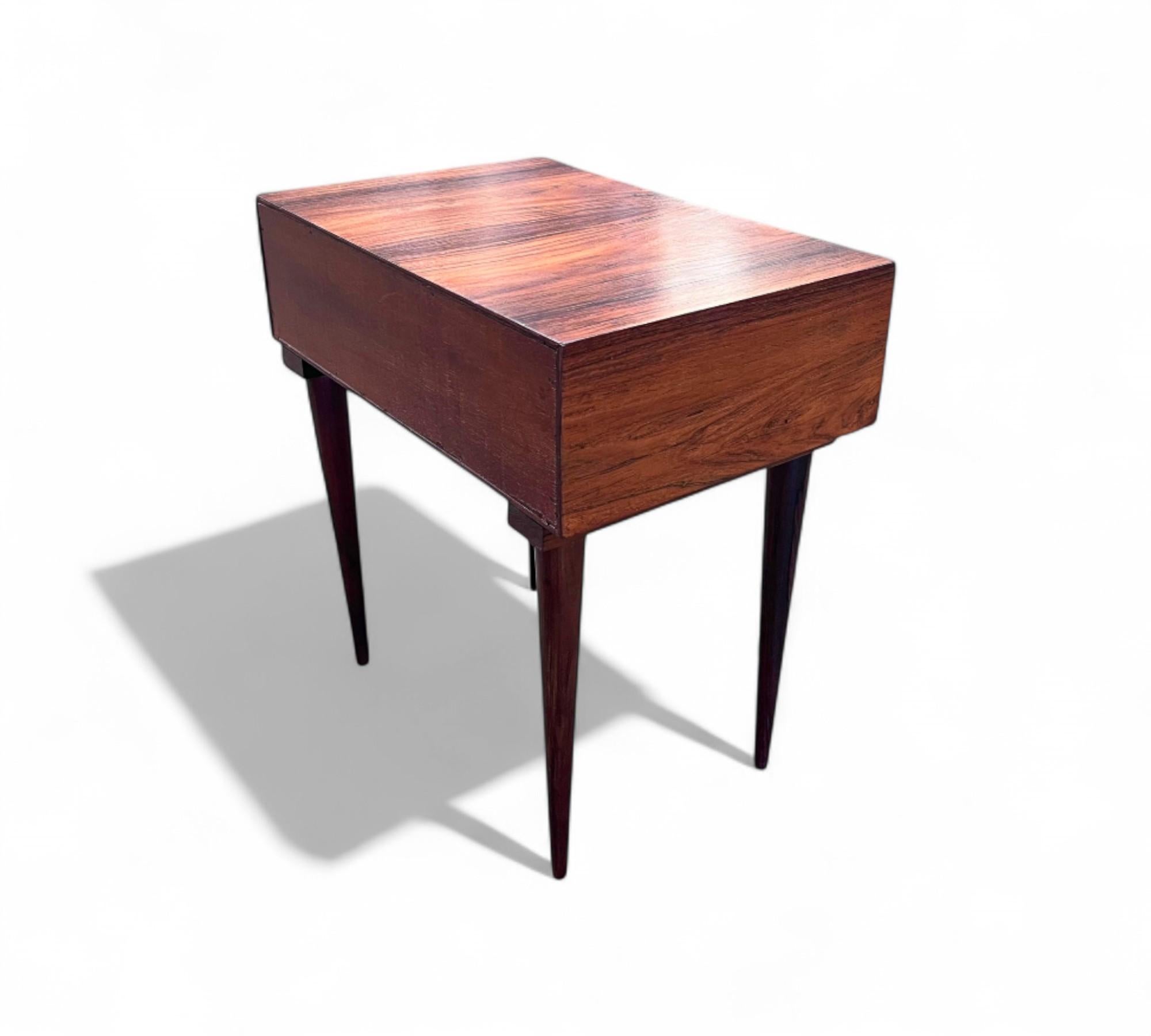 Bois de feuillus Table de nuit avec tiroir en bois dur, Cimo, années 1950 - Lot 812 en vente