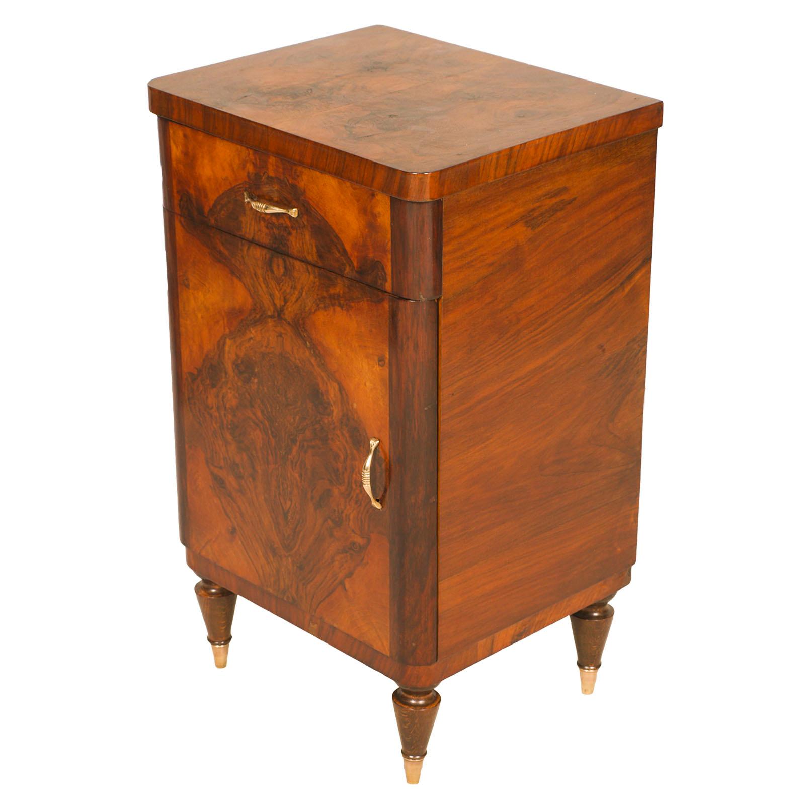 Italian by Gaetano Borsani, 1920s Art Deco nightstand veneered burl walnut with golden brass handle and foot. We have the pair of bedside tables, one right and one left with its dresser. Polished with wax finish.
Measures nightstand in cm: H 76 x L
