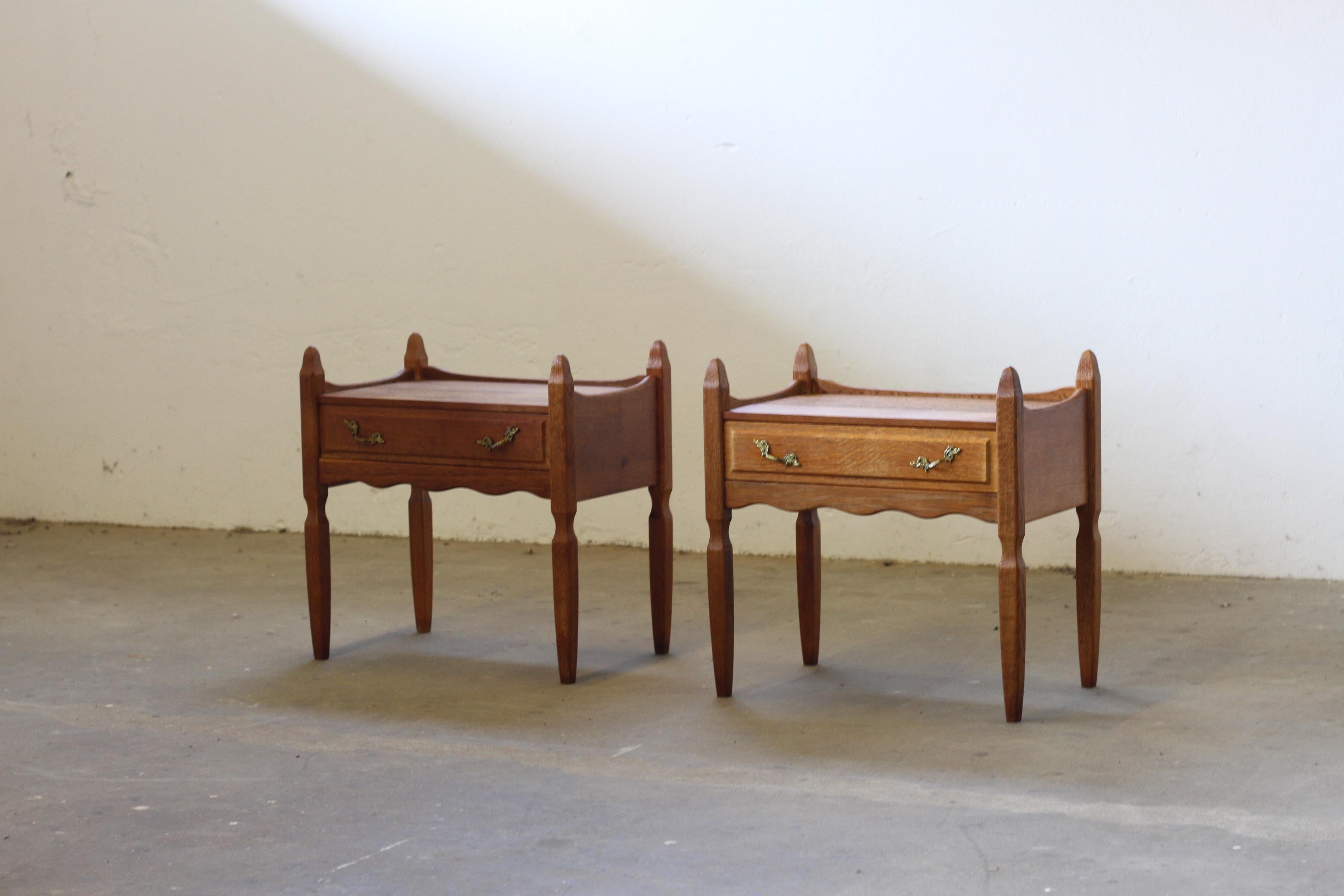 Ein Paar Nachttische aus Eichenholz, hergestellt in der dänischen Nyrup Møbelfabrik in den 1960er/70er Jahren und oft dem bekannten dänischen Designer Henning Henry Kjærnulf zugeschrieben. Kjærnulf ist weltweit bekannt für seine einzigartige
