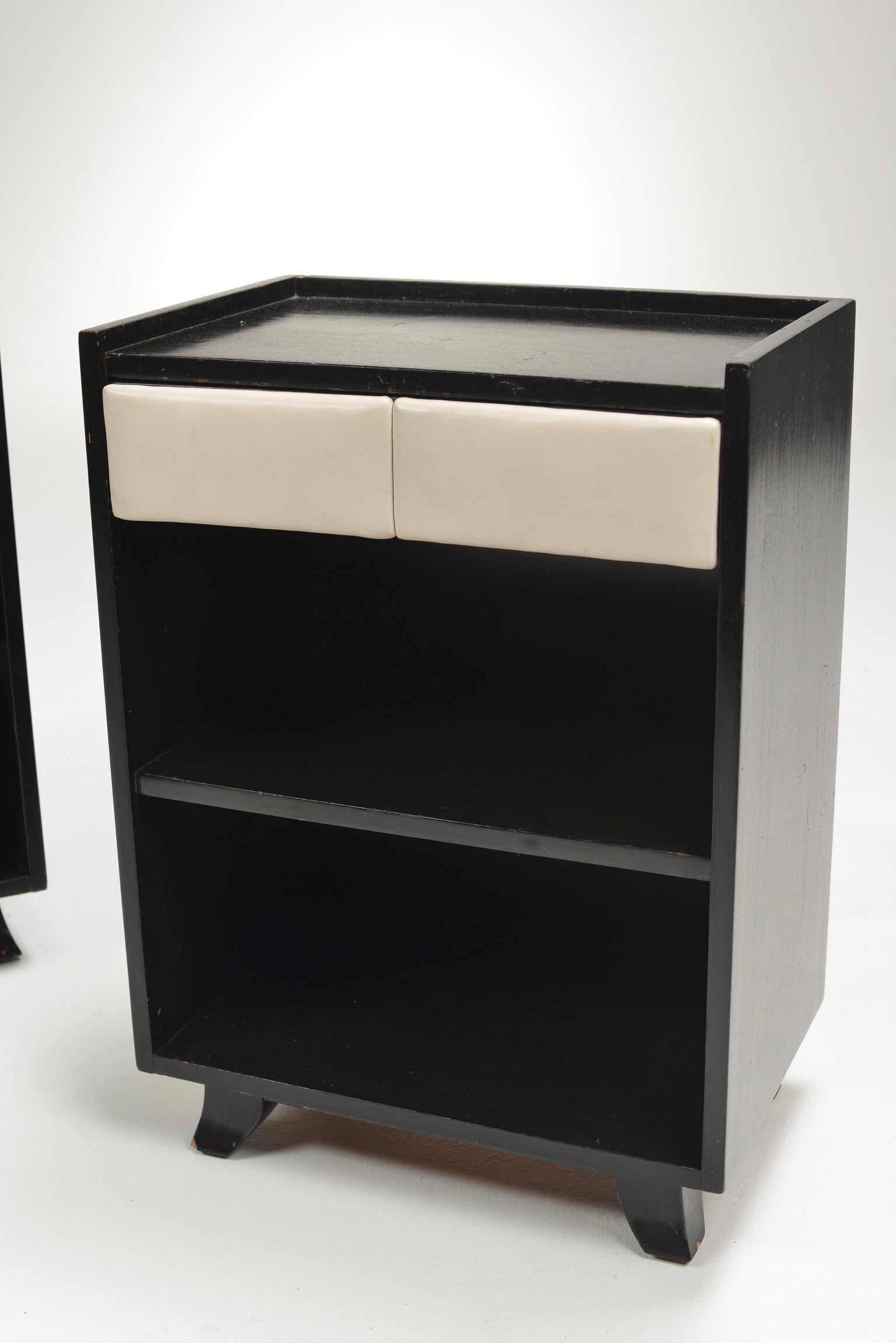 Pair of Nightstands by Gilbert Rohde for Herman Miller In Good Condition In Los Angeles, CA