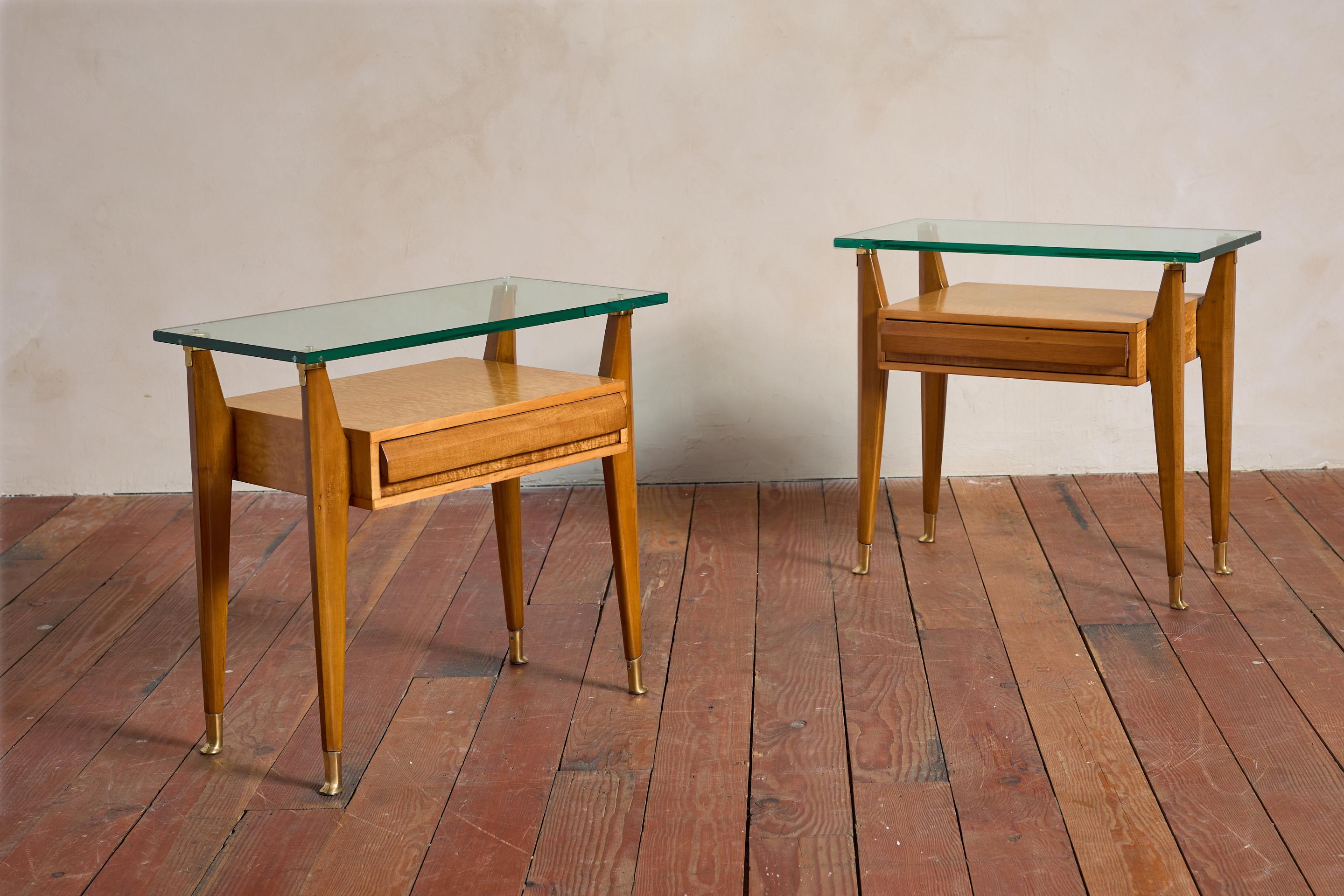 Fantastici comodini di La Permanente Mobili Cantù , Italia 1950

Gambe angolari con piedini in ottone e piani in vetro spesso galleggianti. 

Cassettiera e specchio abbinati disponibili 