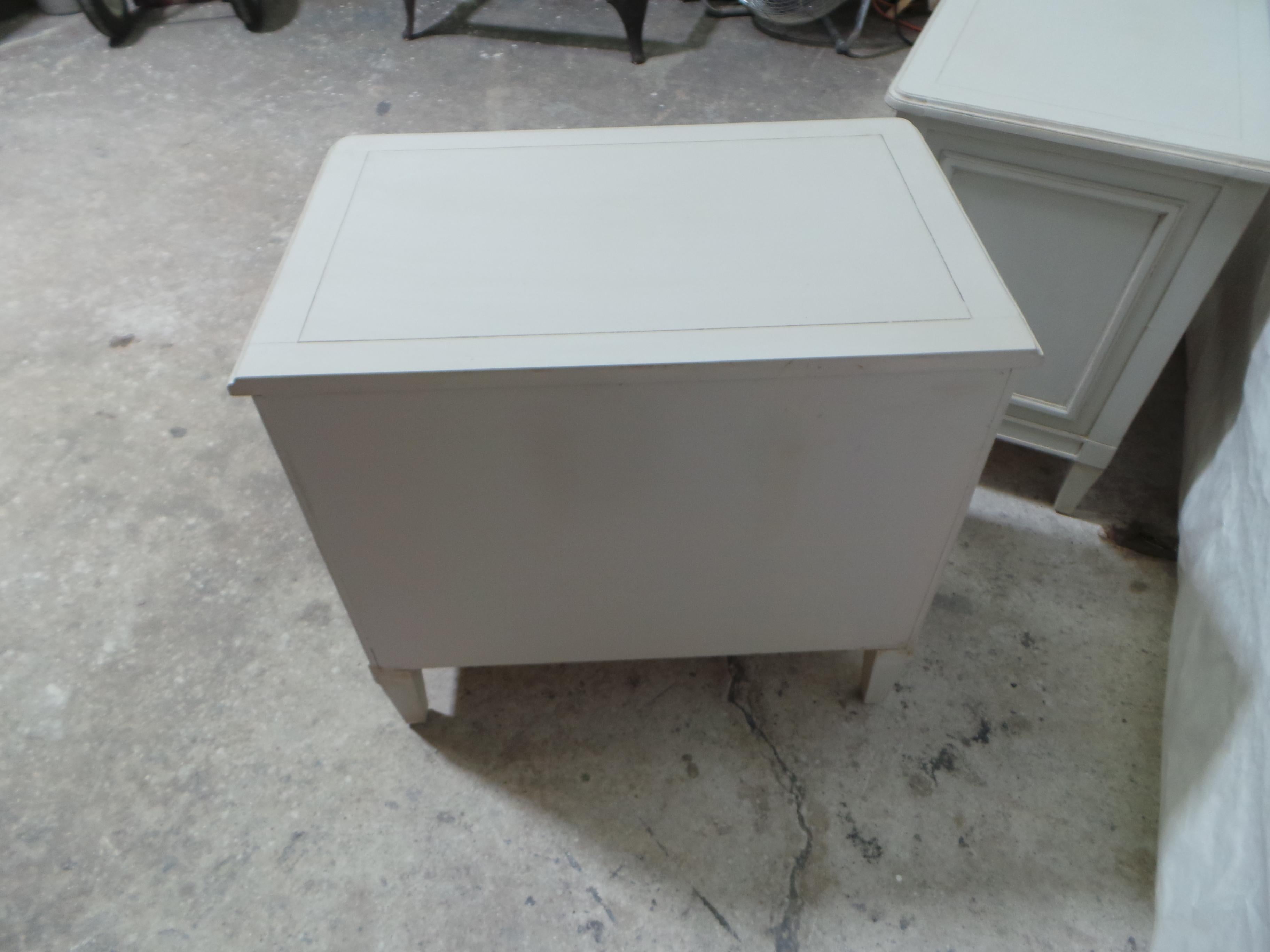 Comodini in stile gustaviano in vendita 3