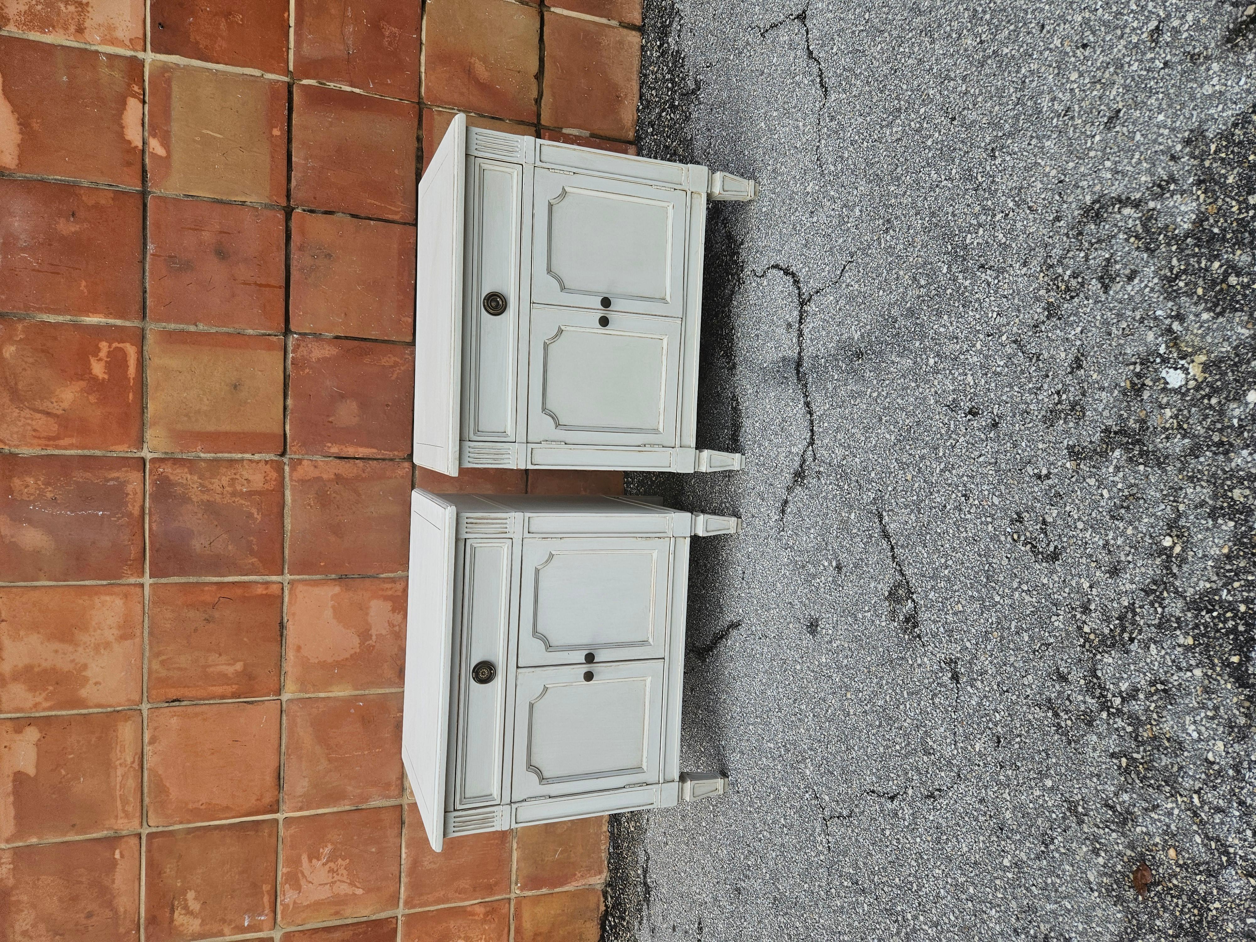 Si tratta di un set di 2 comodini a 2 ante e 1 cassetto in stile gustaviano. Sono stati restaurati e ridipinti con la vernice al latte 