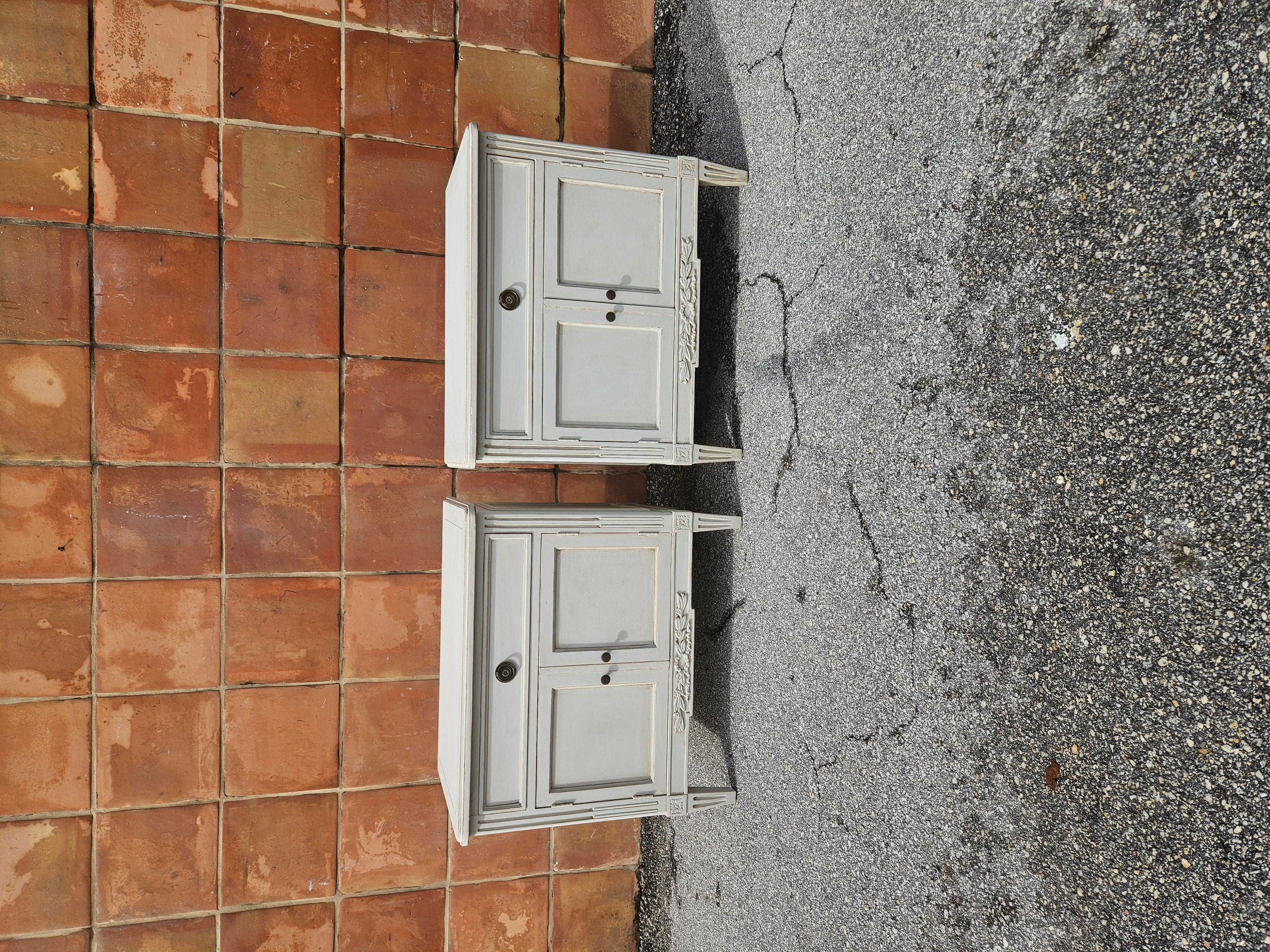 Si tratta di un set di 2 comodini a 2 ante e 1 cassetto in stile gustaviano. Sono stati restaurati e ridipinti con la vernice al latte 