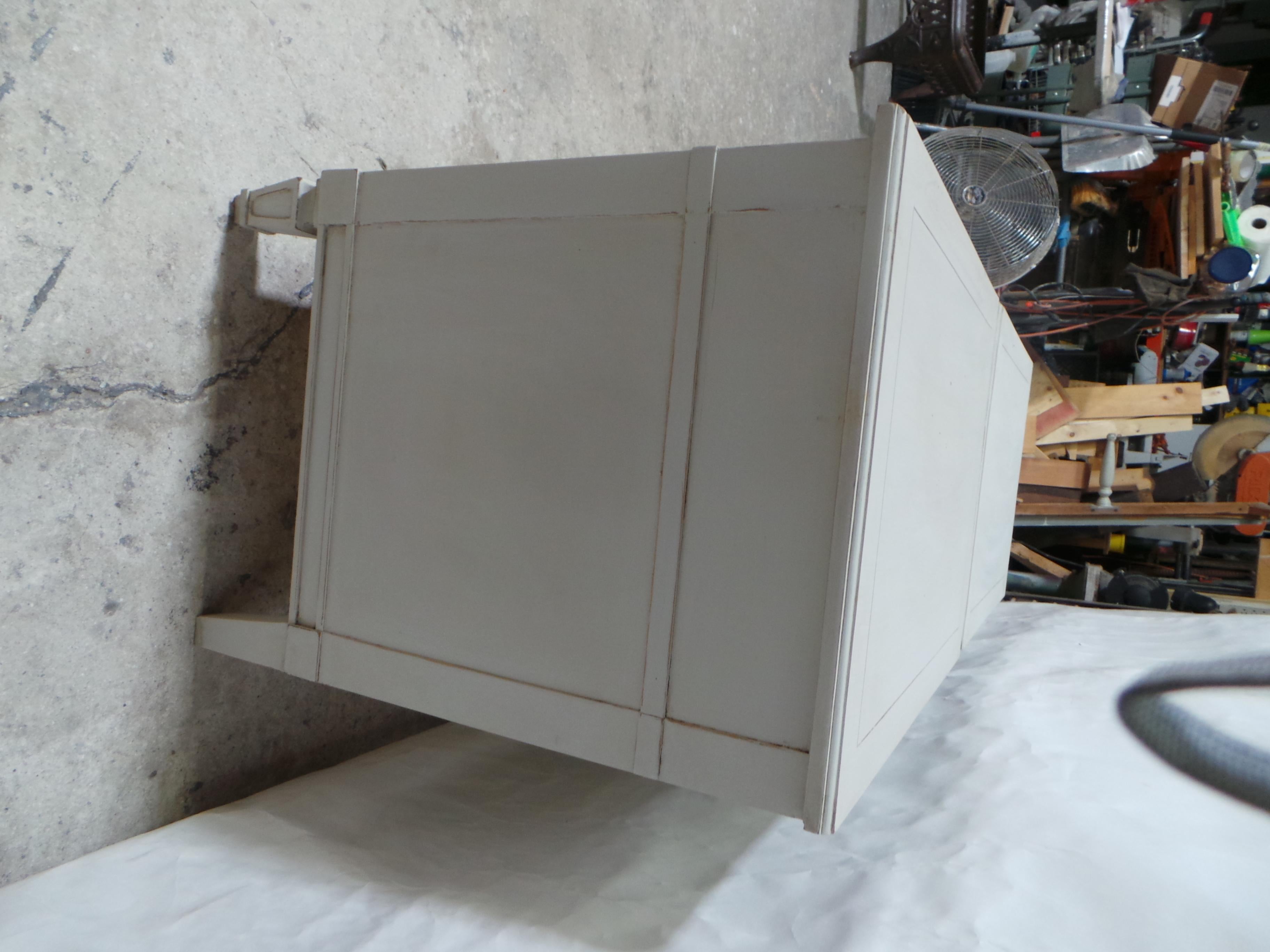 Comodini in stile gustaviano in vendita 2