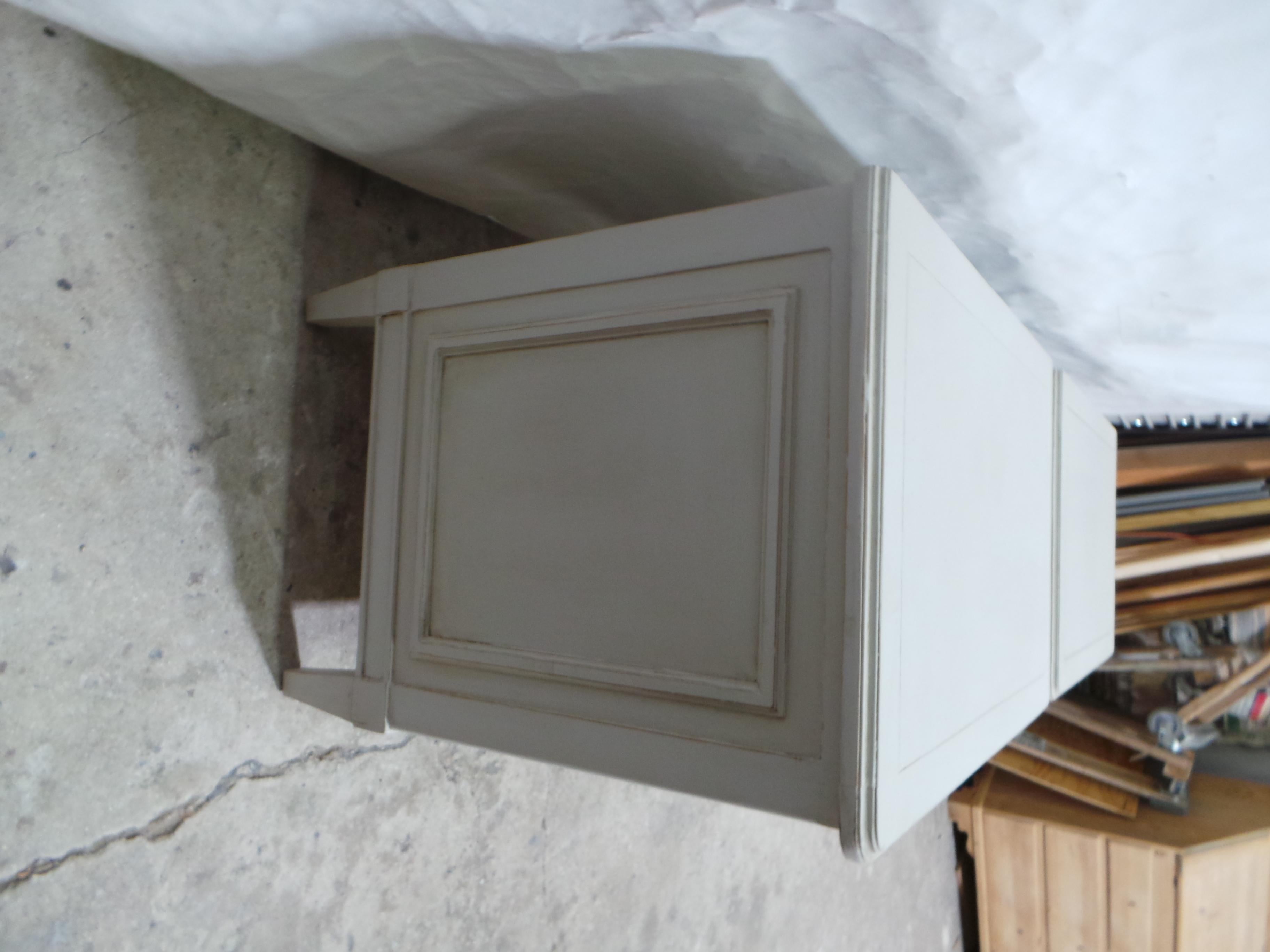 Comodini in stile gustaviano in vendita 2
