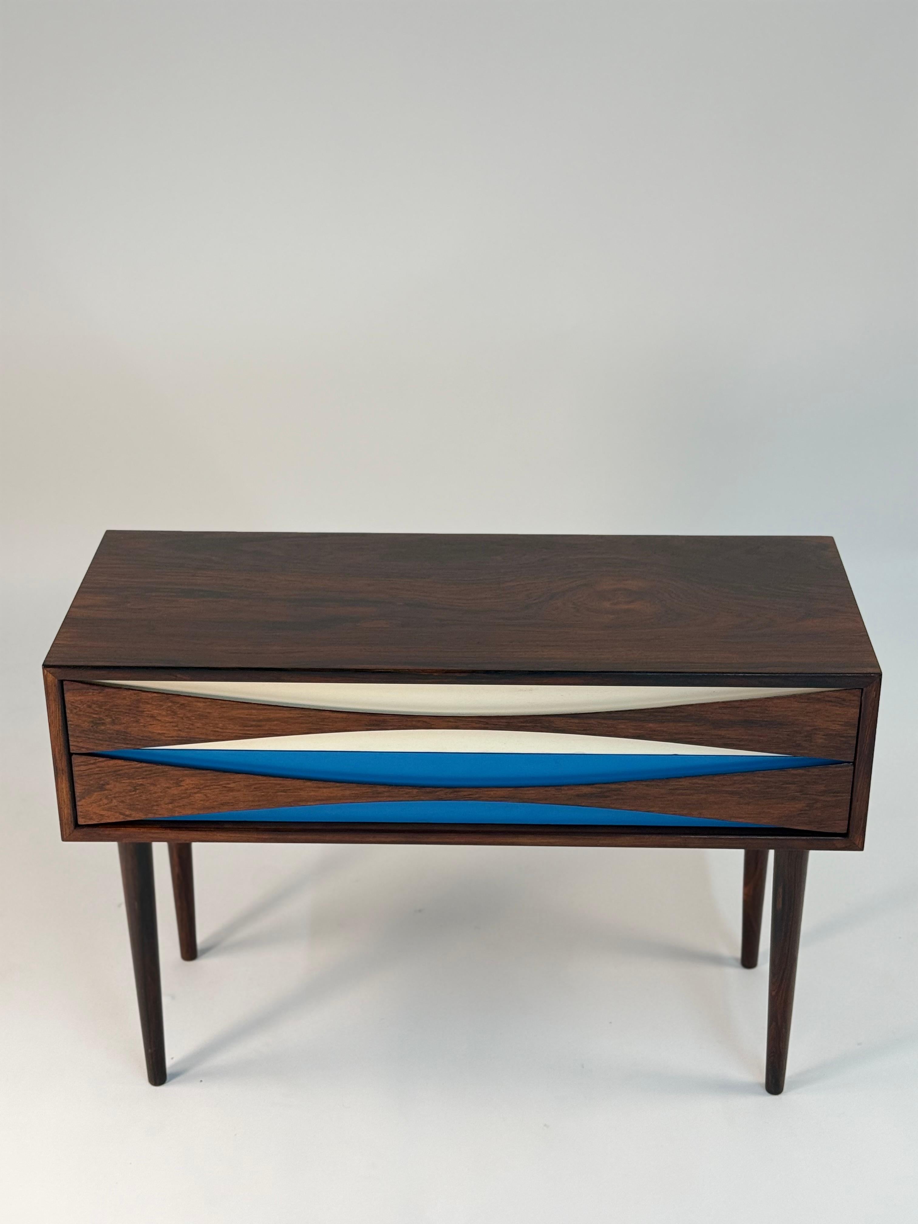 Scandinave moderne Tables de nuit en bois de rose, designées par Niel Claussen en vente