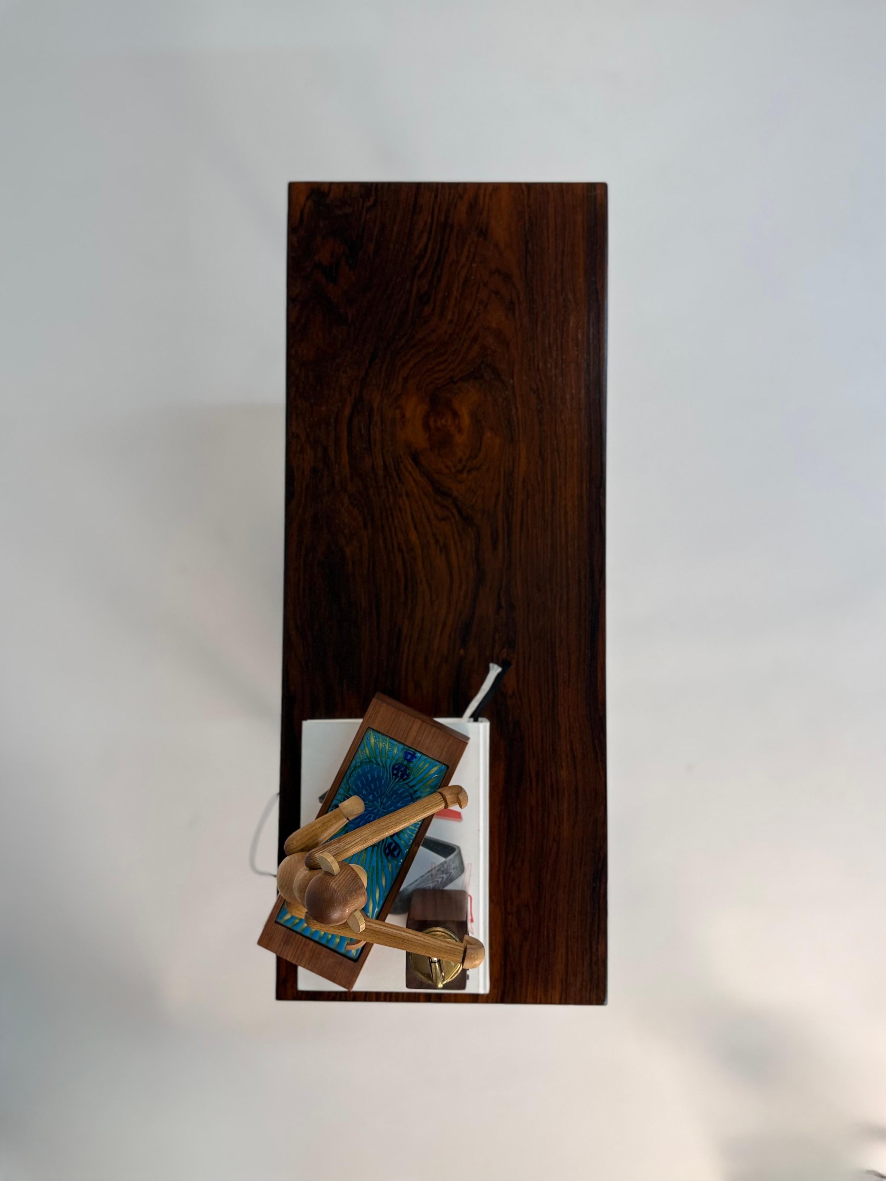 Danois Tables de nuit en bois de rose, designées par Niel Claussen en vente