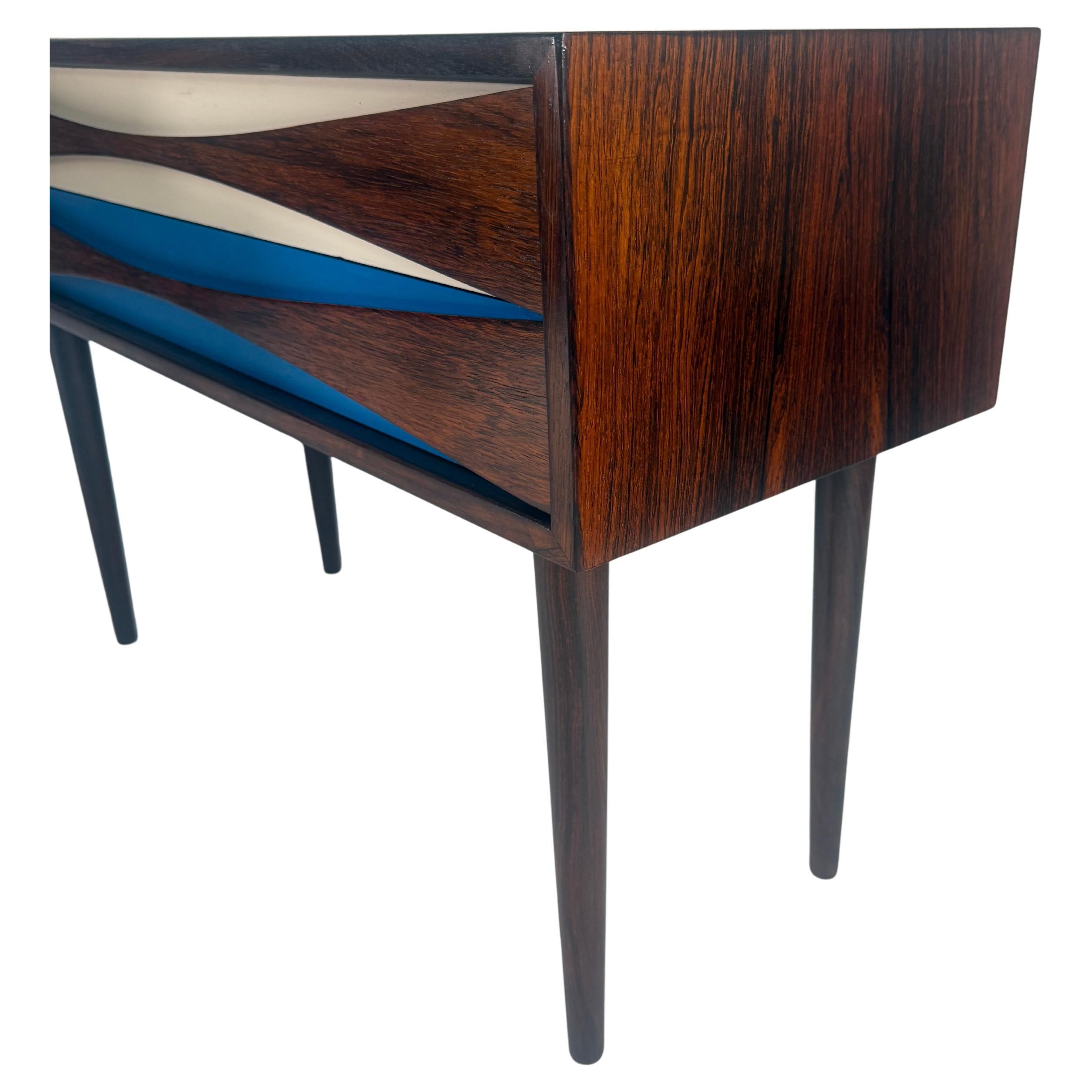 Tables de nuit en bois de rose, designées par Niel Claussen Bon état - En vente à San Diego, CA