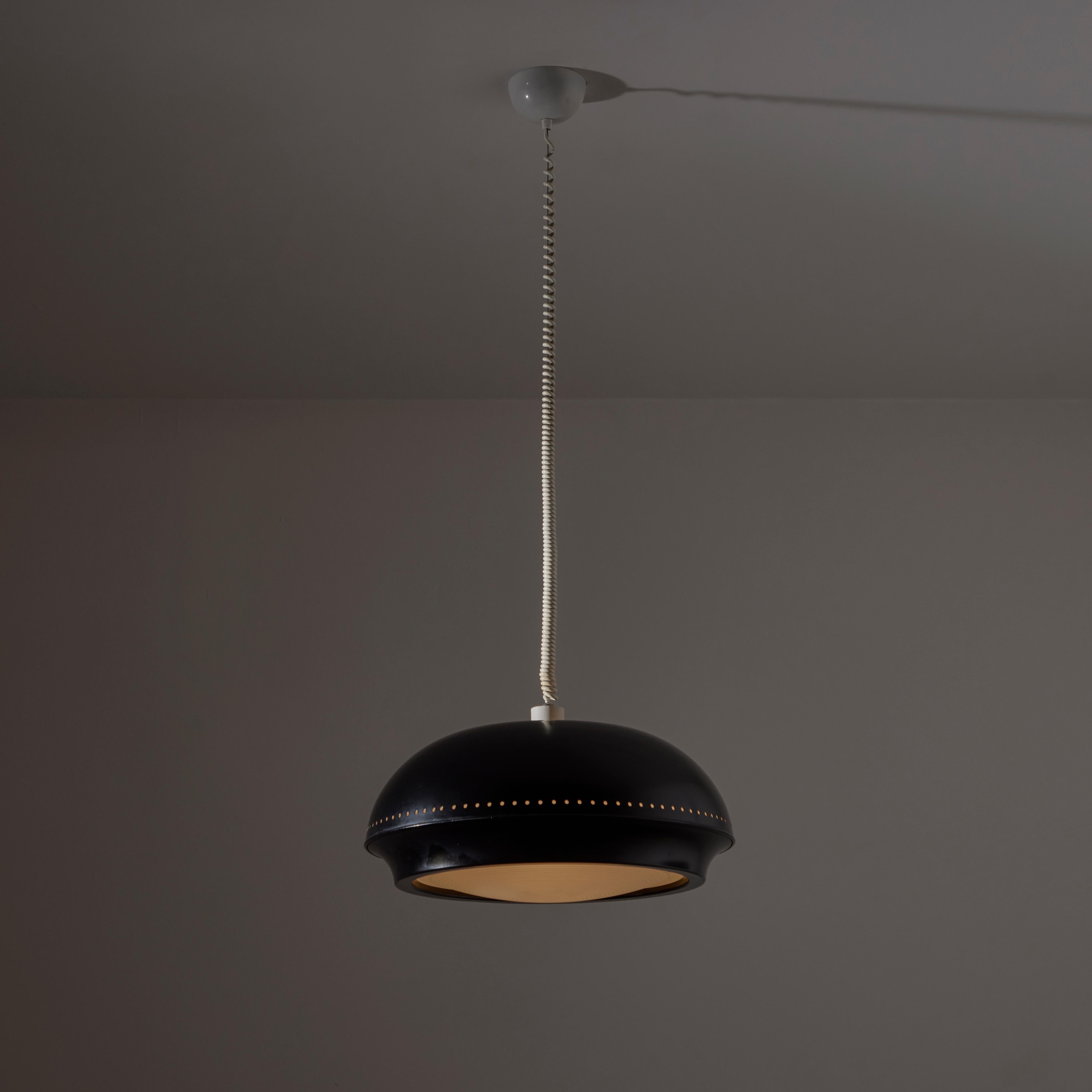 Ciondolo 'Nigritella' di Afra & Tobia Scarpa per Flos. Progettato e prodotto in Italia, nel 1965. Una cupola nera con dettagli perforati, abbinata a un diffusore in vetro acidato. Il diffusore e l'alloggiamento superiore della lampada presentano