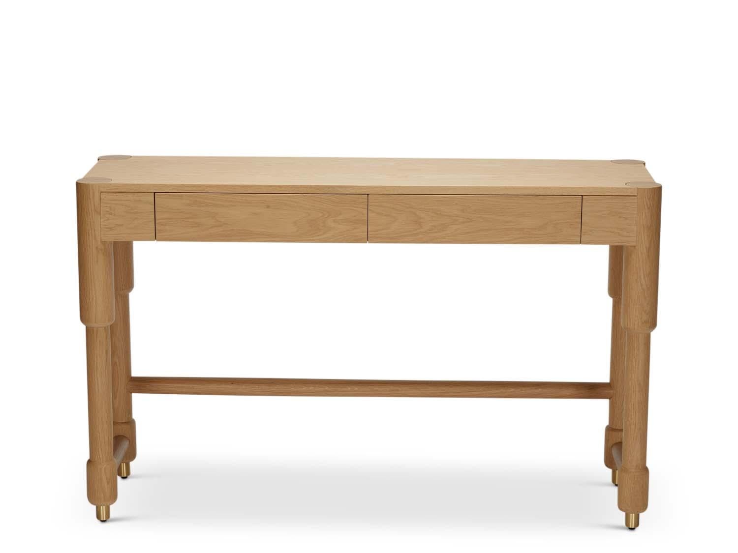 La consolle niguel è caratterizzata da piedini in ottone, da una traversa in ottone e da cassetti interni laccati.  

La collezione Lawson-Fenning è progettata e realizzata a mano a Los Angeles, in California. Contatta per scoprire quali sono le