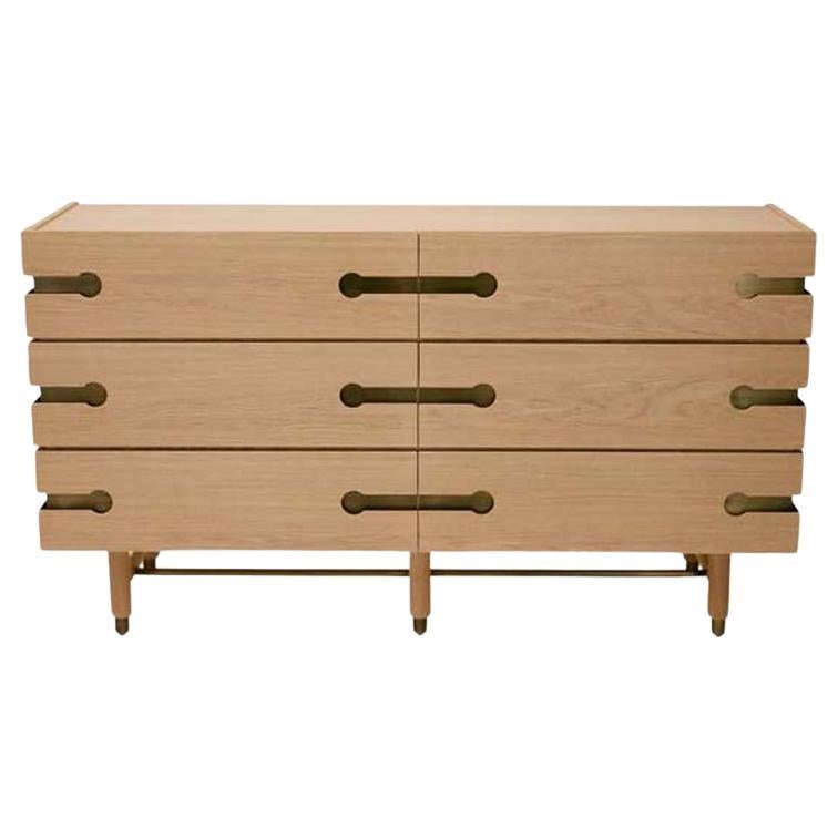 Il comò Niguel a 6 cassetti presenta 6 cassetti, piedini in ottone e dettagli intarsiati in ottone.

La collezione Lawson-Fenning è progettata e realizzata a mano a Los Angeles, in California. Contatta per scoprire quali sono le opzioni attualmente