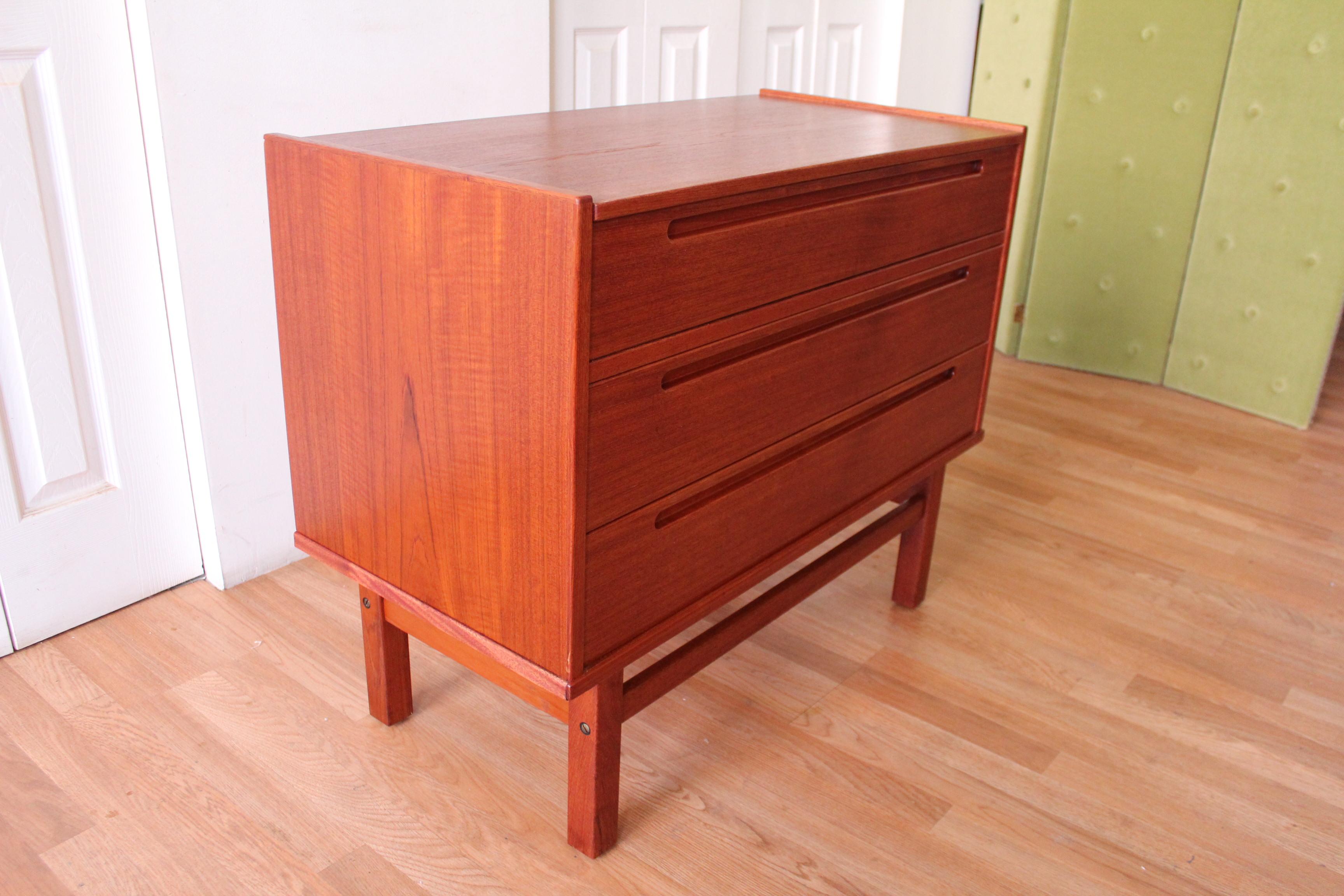 Niils Jonsson Mid Century Modern Vanity Chest Dresser  For Sale 5