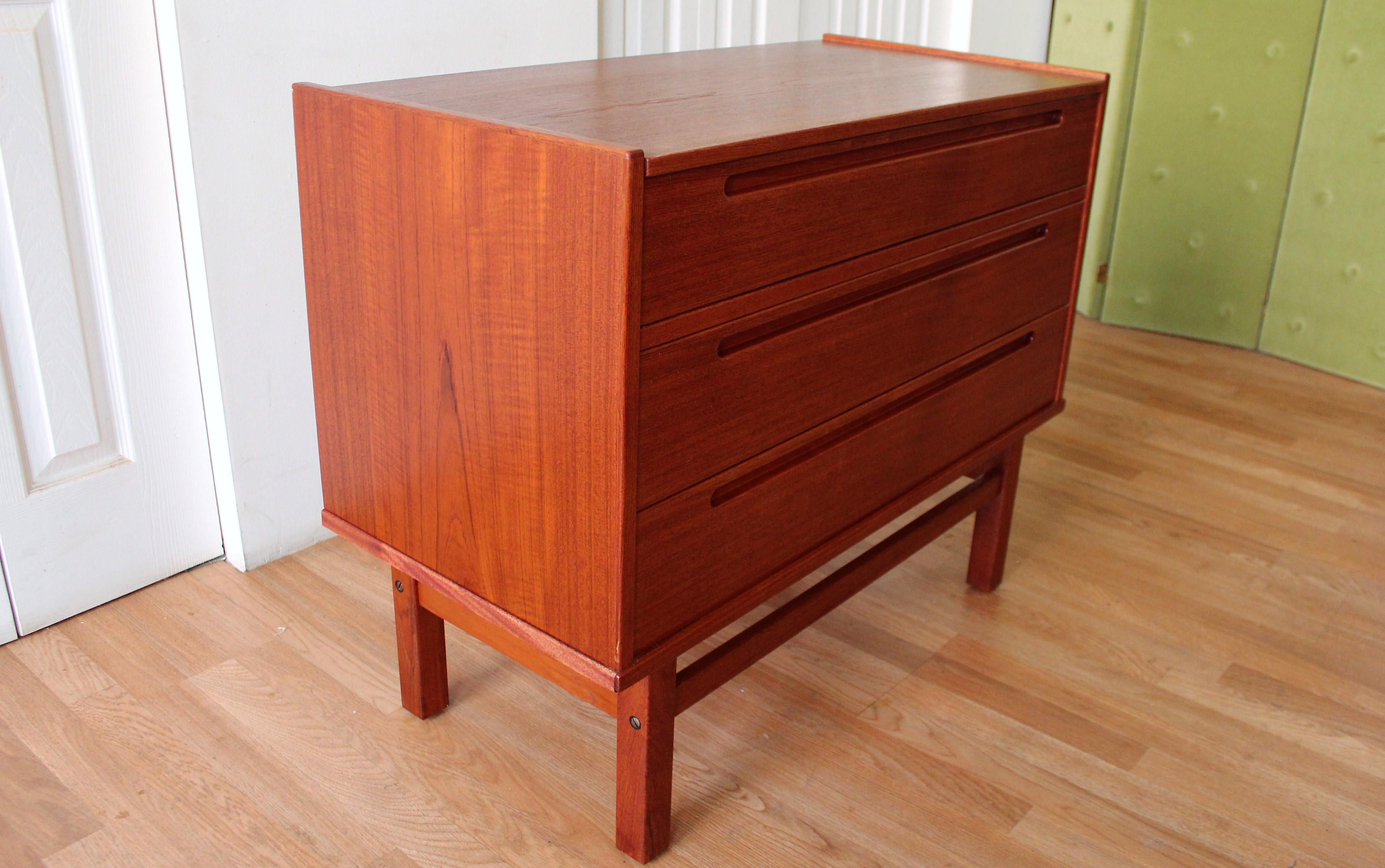 Niils Jonsson Mid Century Modern Vanity Chest Dresser  For Sale 7