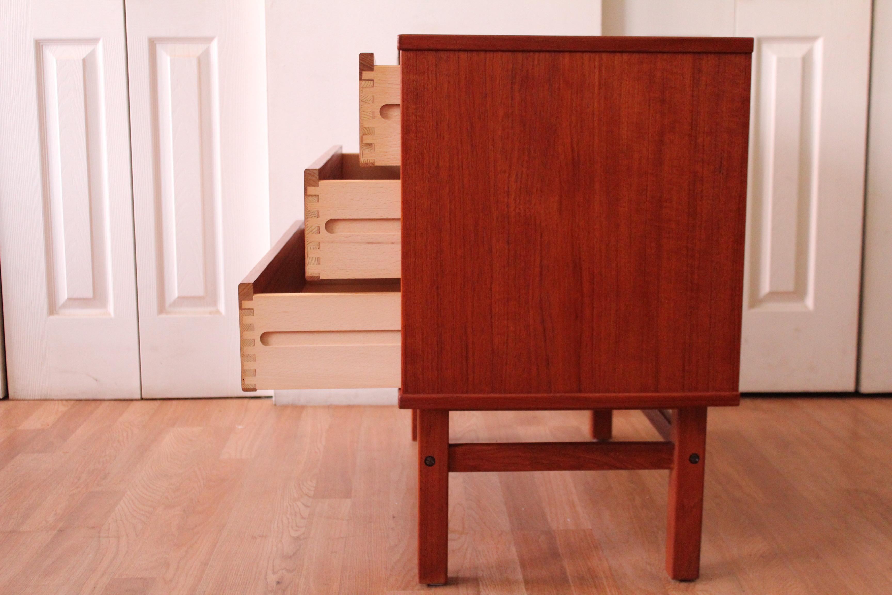 Niils Jonsson Mid Century Modern Vanity Chest Dresser  For Sale 1