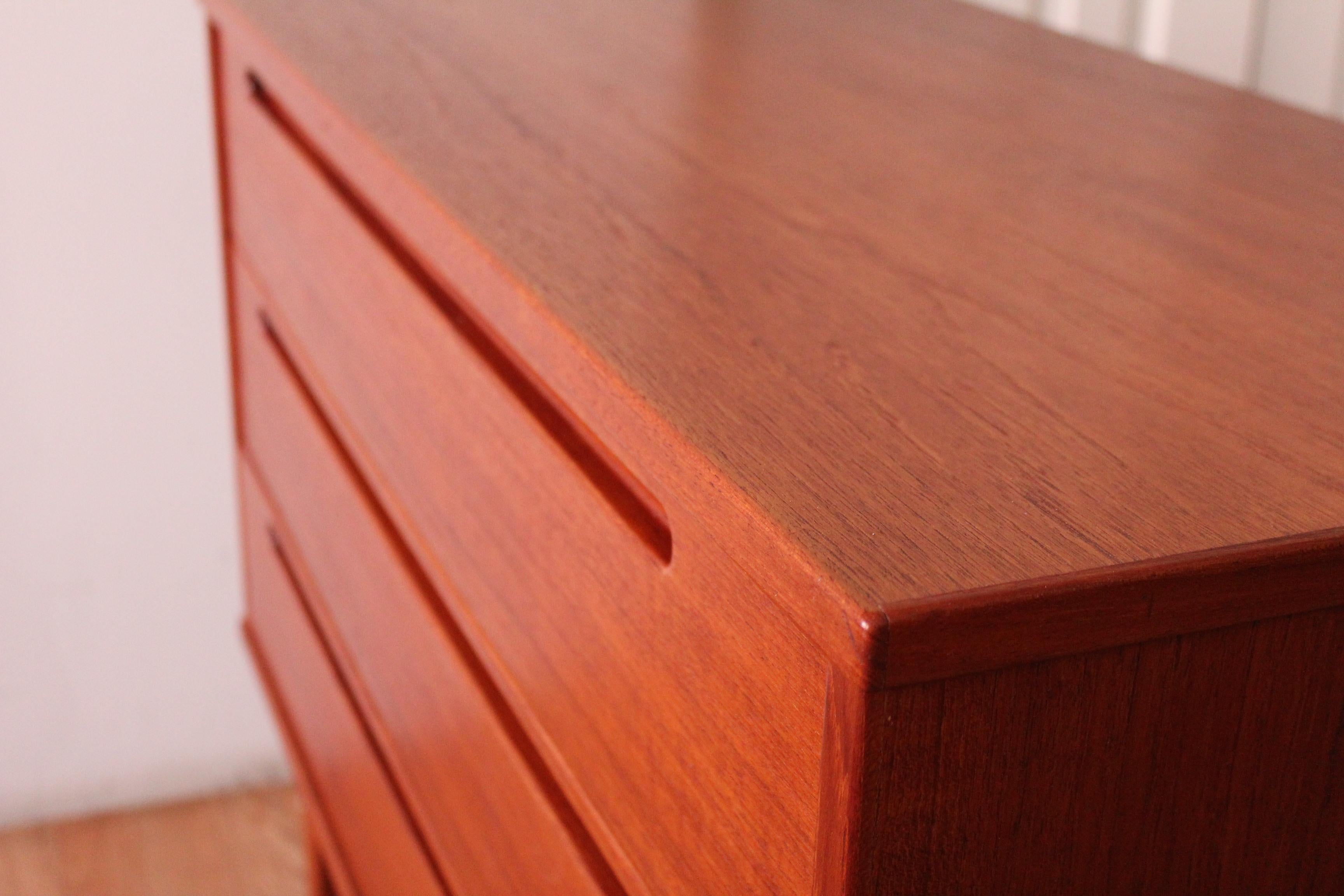 Niils Jonsson Mid-Century Modern Chest Dresser For Sale 4