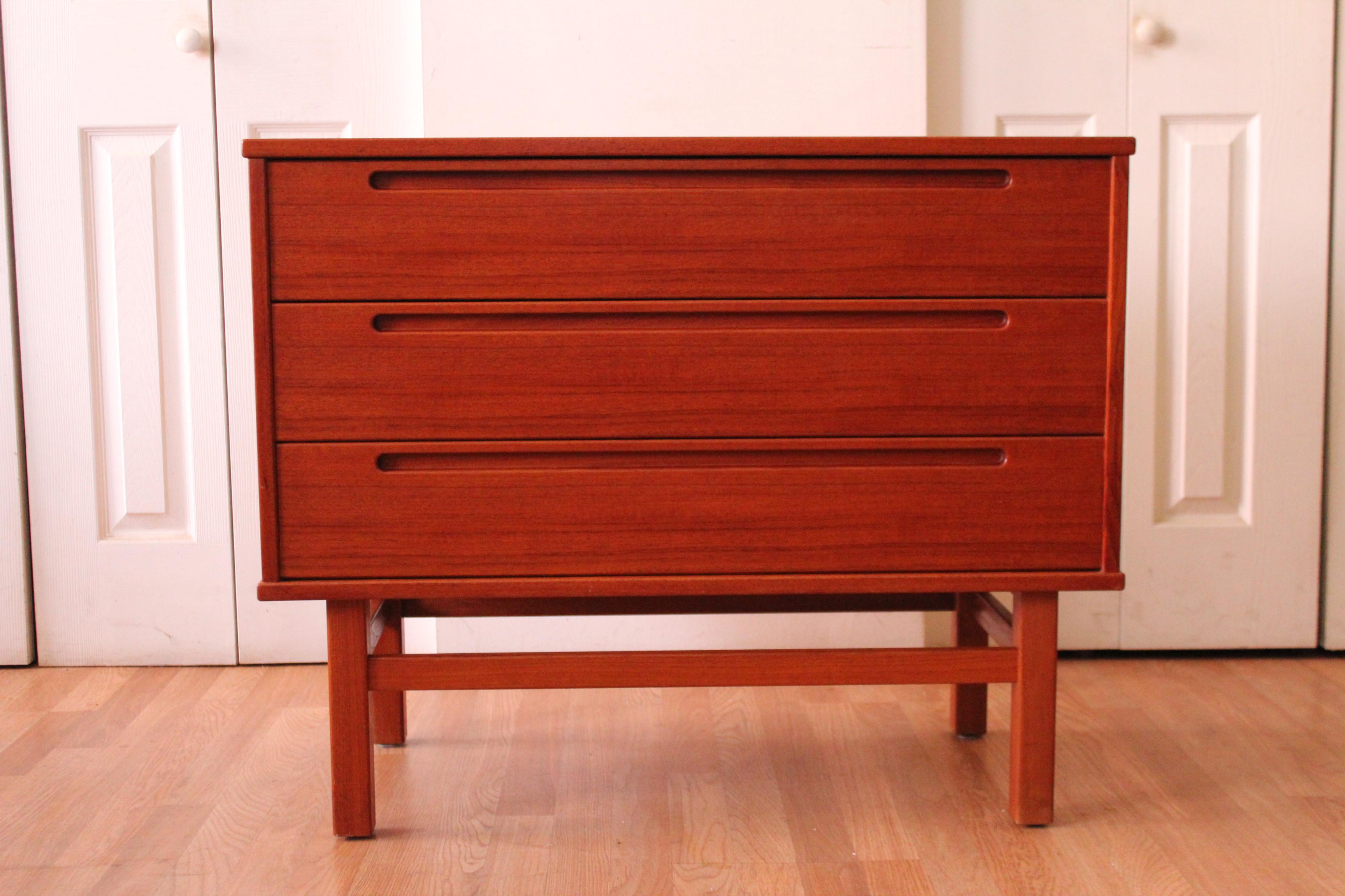Niils Jonsson Mid-Century Modern Chest Dresser In Good Condition For Sale In Chicago, IL