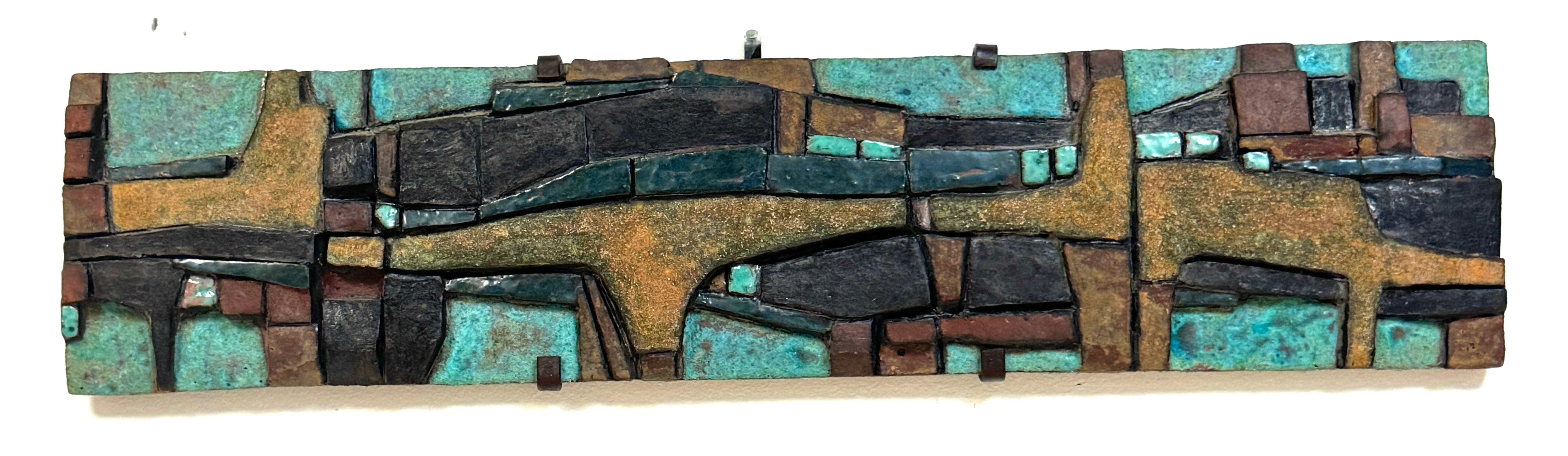 Nijole Šivickas, Panneau mural de paysage cubiste en argile cuite à haute température, vers les années 1970
L'artiste colombien d'origine lituanienne Nijole Šivickas (1925-2018)
Argile cuite avec oxydes et pigments, monture en fer forgé sur