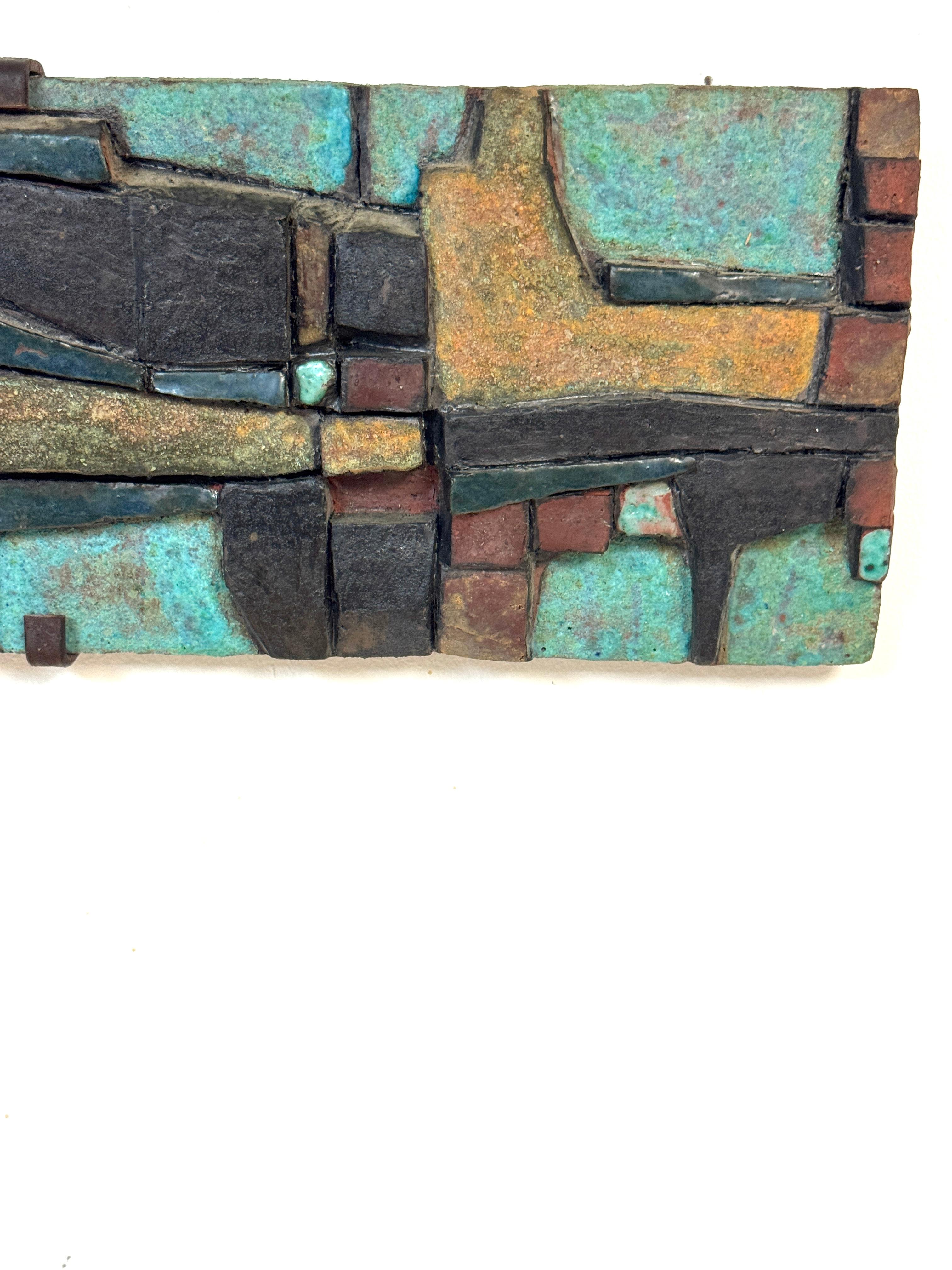 Nijole Šivickas, Panneau mural de paysage cubiste en argile cuite à haute température, vers les années 1970 Bon état - En vente à West Palm Beach, FL