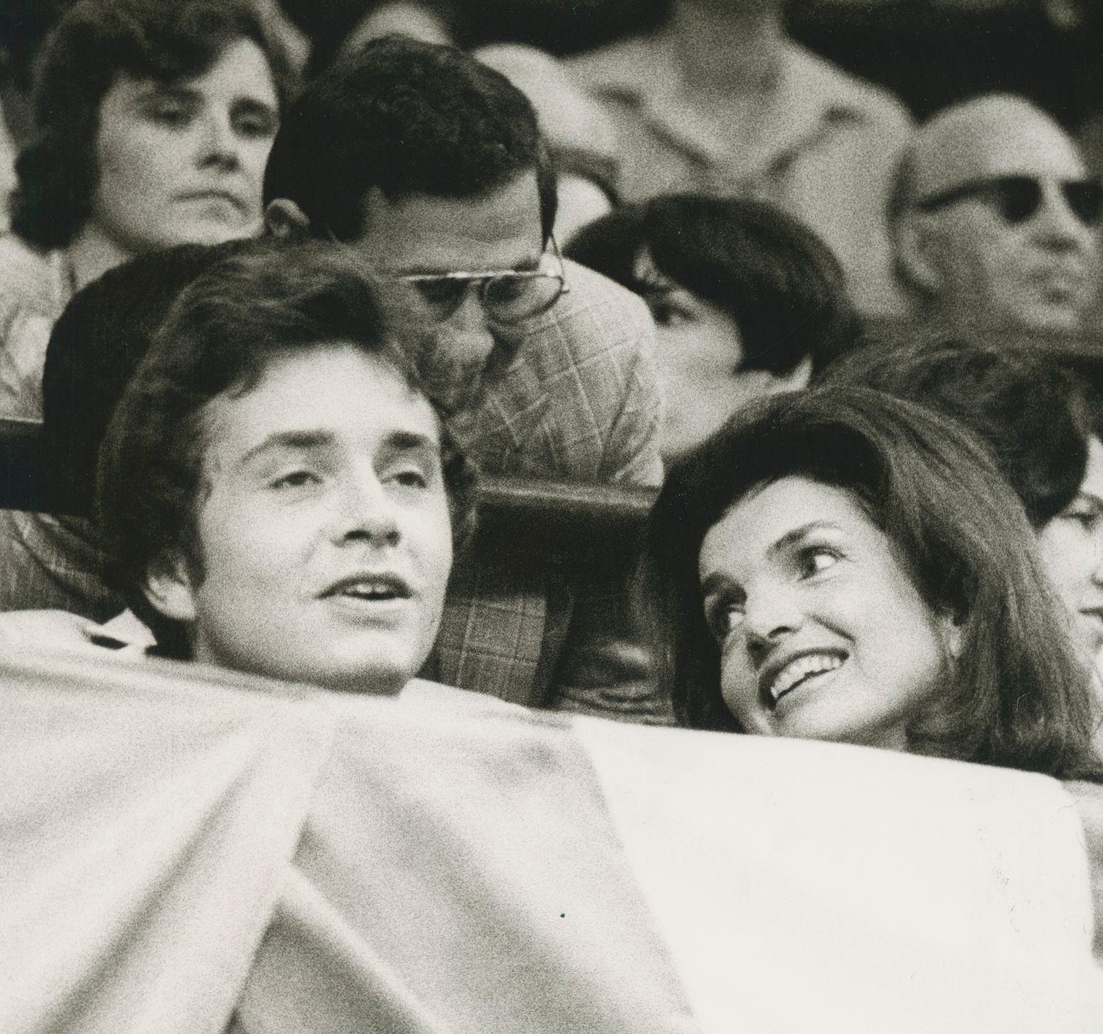 Jackie Kennedy Onassis; Madison Square Garden, Jimmy Carter, EE.UU., 30, 7 x 20, 2 cm - Photograph de Nik Wheeler
