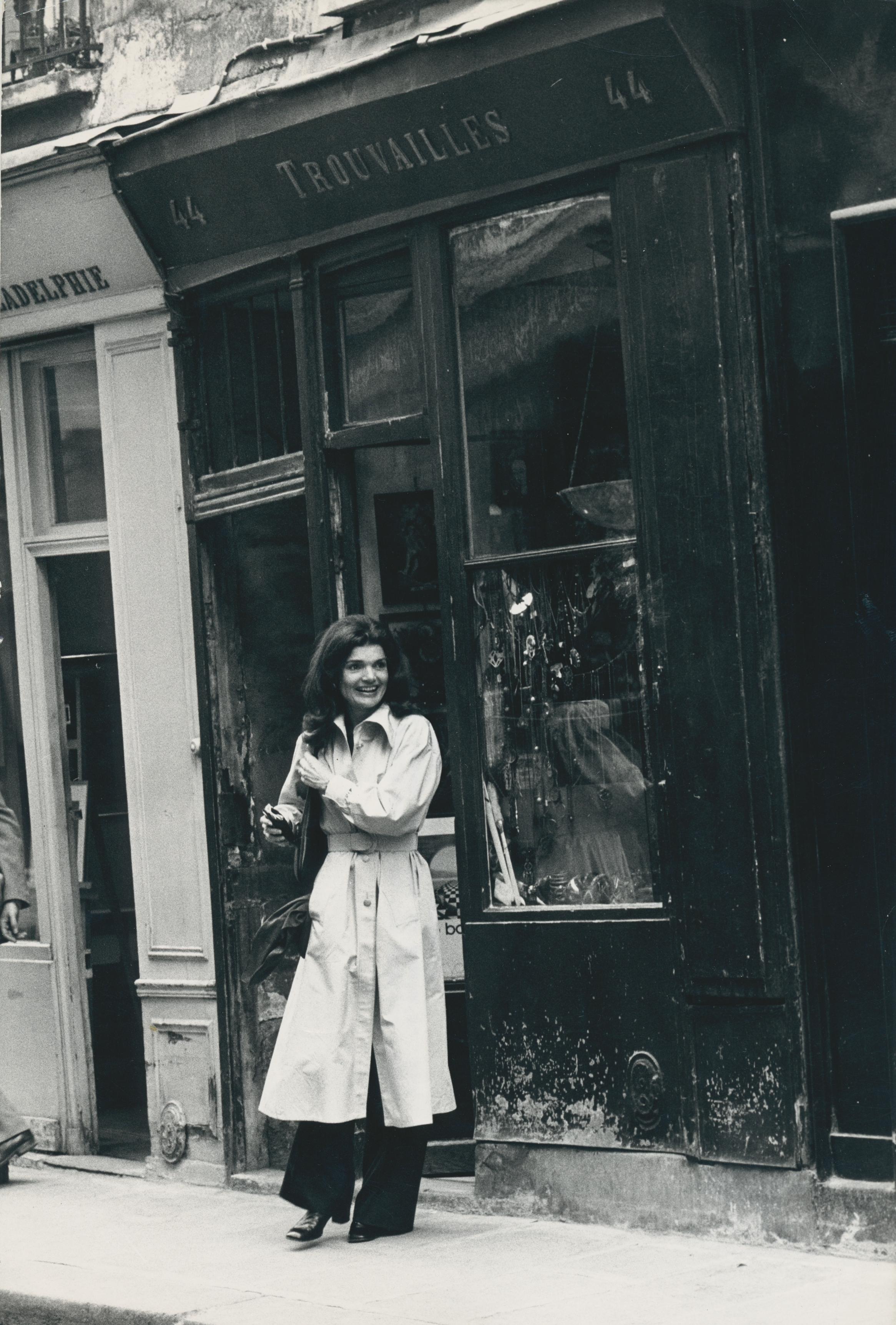 Jackie Kennedy ; Street, Black and White Photography, vers 1970, 30, 2 x 20, 2 cm - Moderne Art par Unknown