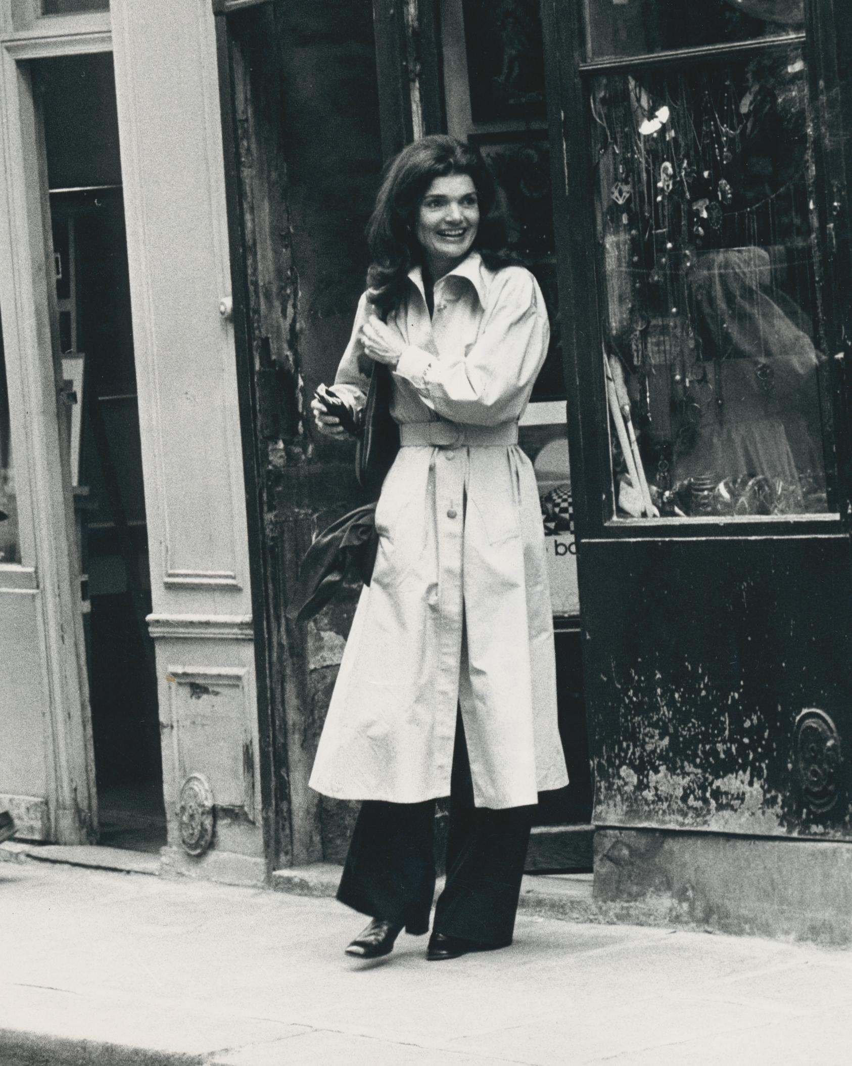 Jackie Kennedy; Straße, Schwarz-Weiß-Fotografie; ca. 1970er Jahre, 30, 2 x 20, 2 cm – Art von Unknown