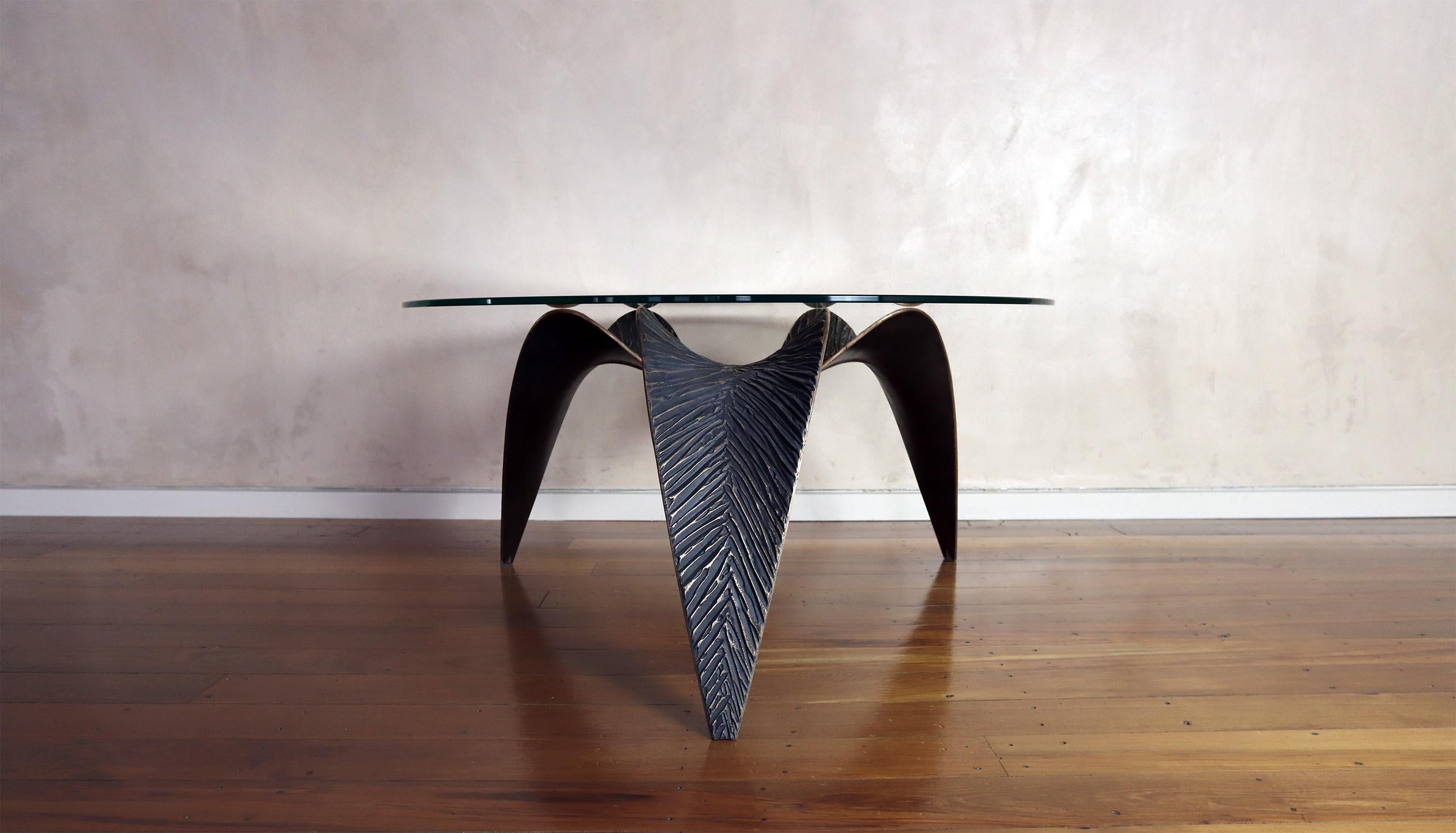 Der Nikau-Tisch ist ein exquisites Kunstwerk, das mit Leidenschaft und Präzision von erfahrenen Handwerkern in Neuseeland hergestellt wird. Dieser Tisch ist ein wahres Meisterwerk, das das Ambiente eines jeden Wohn-, Ess- oder Büroraums