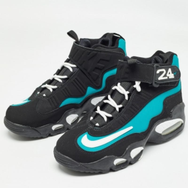 Queste scarpe da ginnastica di NIKE sono qui per garantire ai tuoi piedi il massimo del comfort. Sono realizzate in pelle e sfoggiano eleganti tonalità a contrasto e chiusure con lacci. Aggiungi queste sneakers di tendenza alla tua collezione e