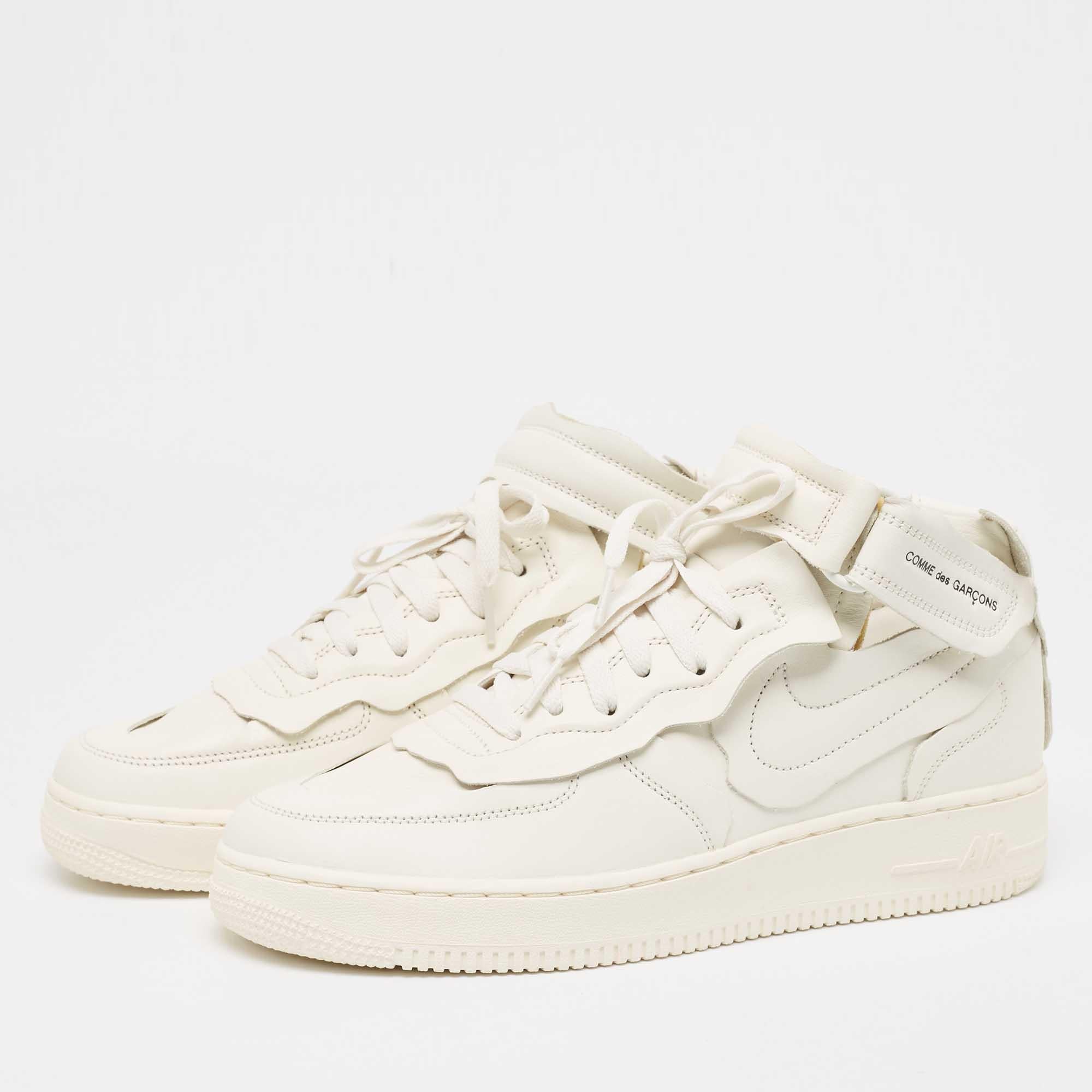 Realizzate in pelle bianca di prima qualità, le sneakers Nike Air Force 1 Mid Comme fondono uno stile classico con un tocco moderno. Queste iconiche scarpe sono caratterizzate da una struttura resistente e dall'inconfondibile ammortizzazione Air per
