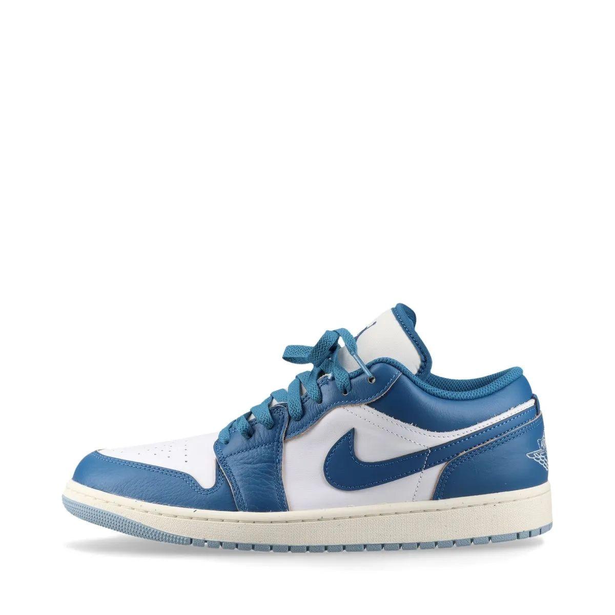 Las zapatillas Nike Air Jordan 1 Low SE en azul ofrecen una versión renovada de una silueta legendaria, combinando un diseño icónico con un moderno estilo urbano. Confeccionada con una mezcla de cuero de primera calidad y materiales sintéticos, la