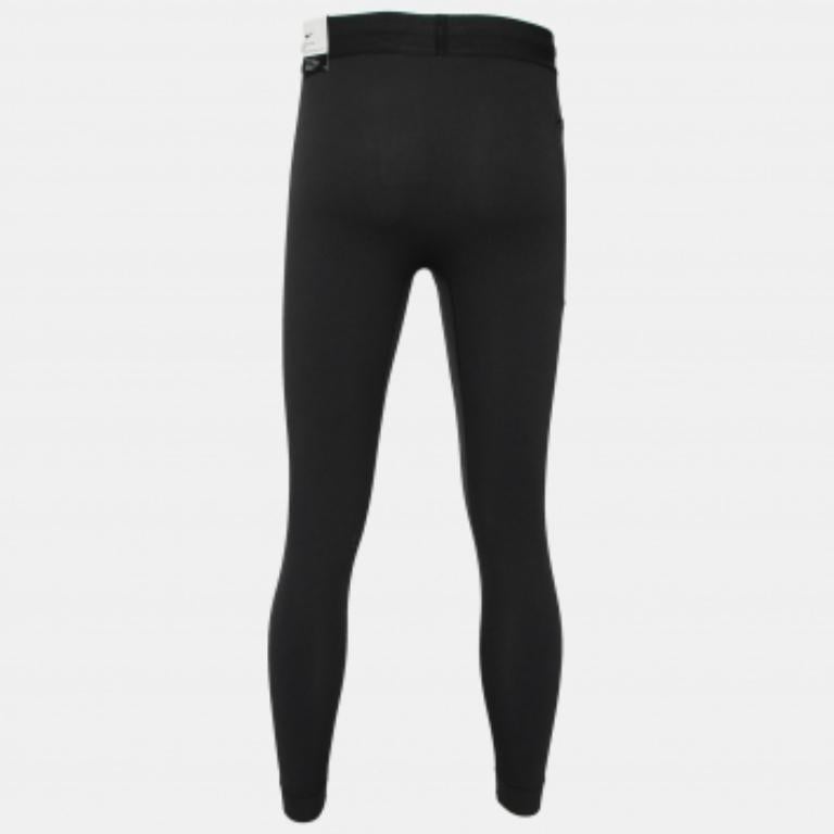 Ce pantalon de yoga de Nike vaut vraiment la peine d'être acheté. À la fois tendance et pratique, ce pantalon est confectionné en jersey noir et présente une coupe ajustée. Ayez l'air en forme et fabuleux dans ce pantalon Nike.