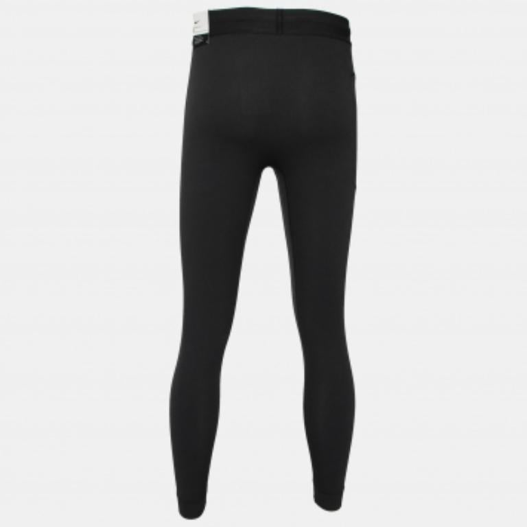 Ce pantalon de yoga de Nike vaut vraiment la peine d'être acheté. À la fois tendance et pratique, ce pantalon est confectionné en jersey noir et présente une coupe ajustée. Ayez l'air en forme et fabuleux dans ce pantalon Nike.