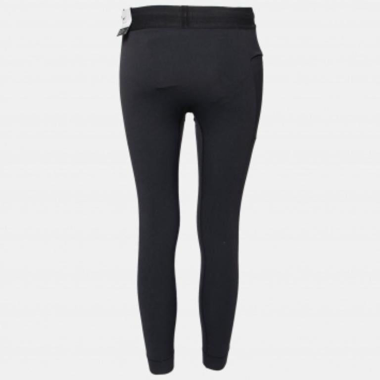 Ce pantalon de yoga de Nike vaut vraiment la peine d'être acheté. À la fois tendance et pratique, ce pantalon est confectionné en jersey noir et présente une coupe ajustée. Ayez l'air en forme et fabuleux dans ce pantalon Nike.