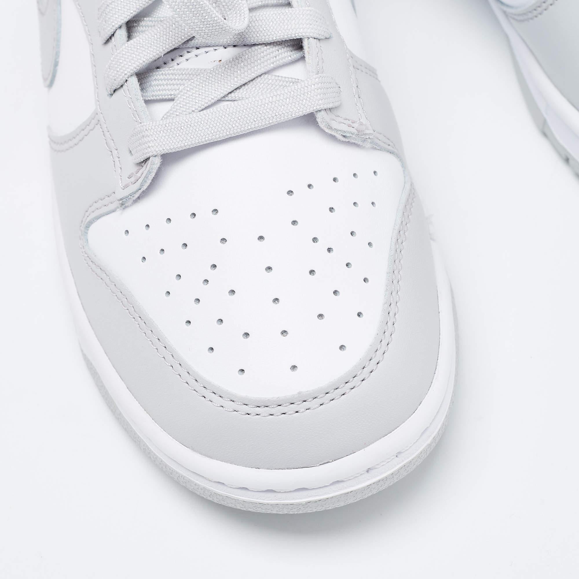 Nike Grey/White Leather Dunk Retro Grey Fog Low Top Sneakers Size 41 In Excellent Condition In Dubai, Al Qouz 2