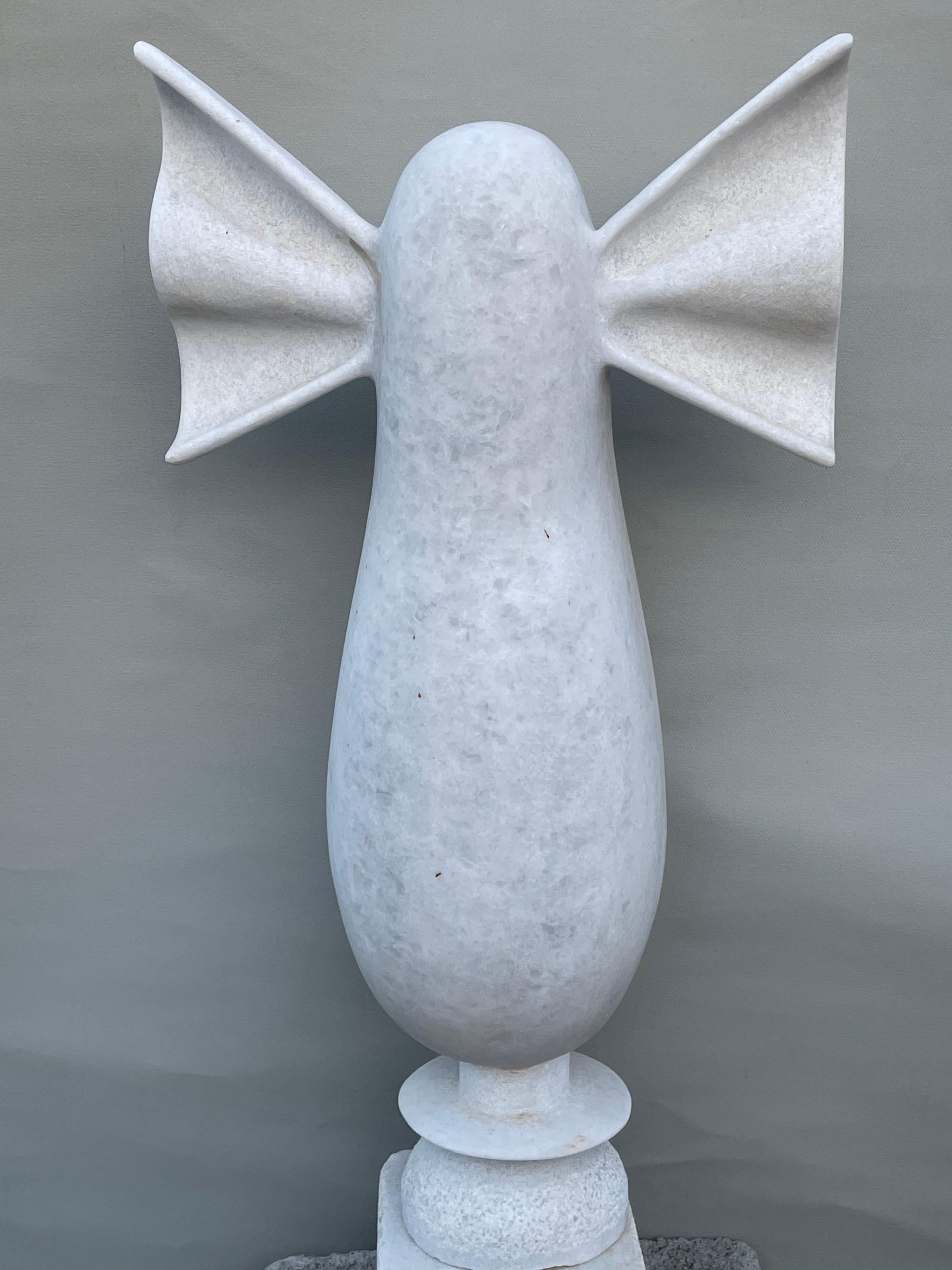 Sculpture en marbre de Nike réalisée à la main par Tom Von Kaenel.
Dimensions : D 20 x L 22 x H 74 cm.
Matériaux : marbre.

Tom von Kaenel, sculpteur et peintre, est né en Suisse en 1961. Dès sa plus tendre enfance, il s'est profondément consacré à