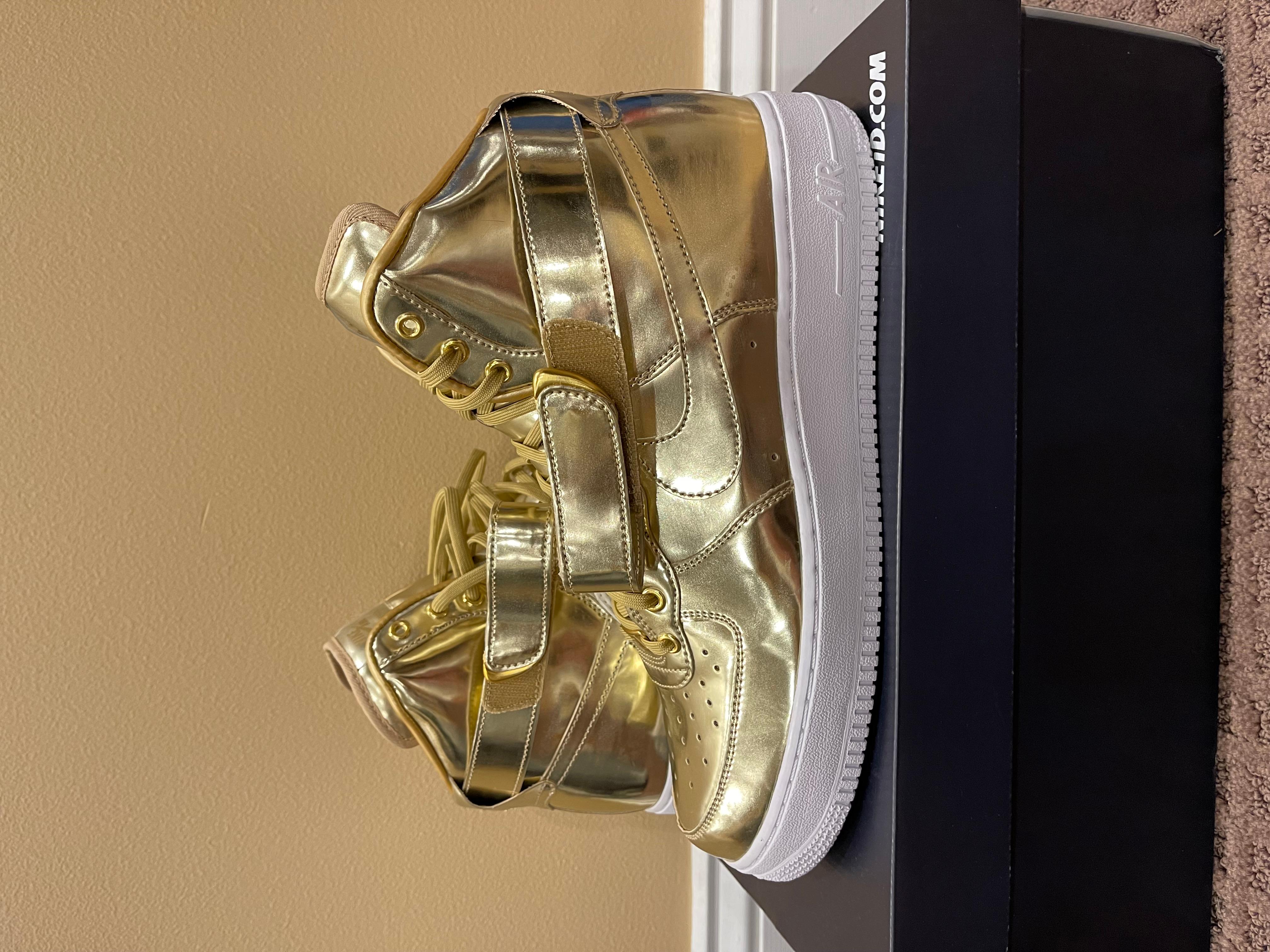 Nike ID Air Force 1 Gold Metallic Highs
Size 10.5
Comes with nike ID Box
Excellent condition (besides the bottoms, could pass as new)

This model is not coming back for nike id, extremely rare

All sales are final.