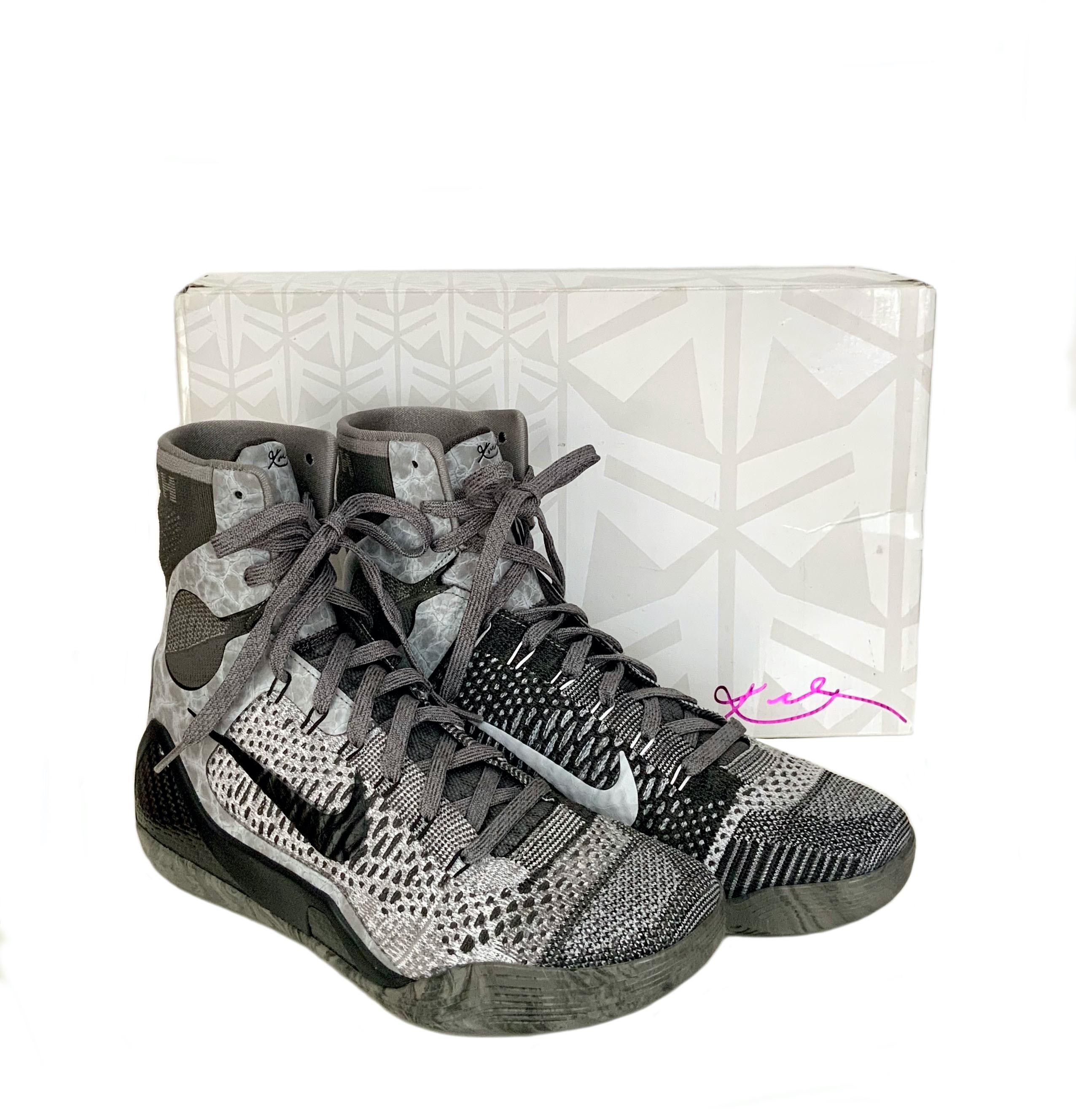 The details of the Nike Kobe 9 Elite sneakers celebrate the relentless and passionate approach of Kobe Bryant for life and basketball.
The top features a stem with tone-on-tone overlays along the ankle and heel.
A lace-up closure, carbon fiber