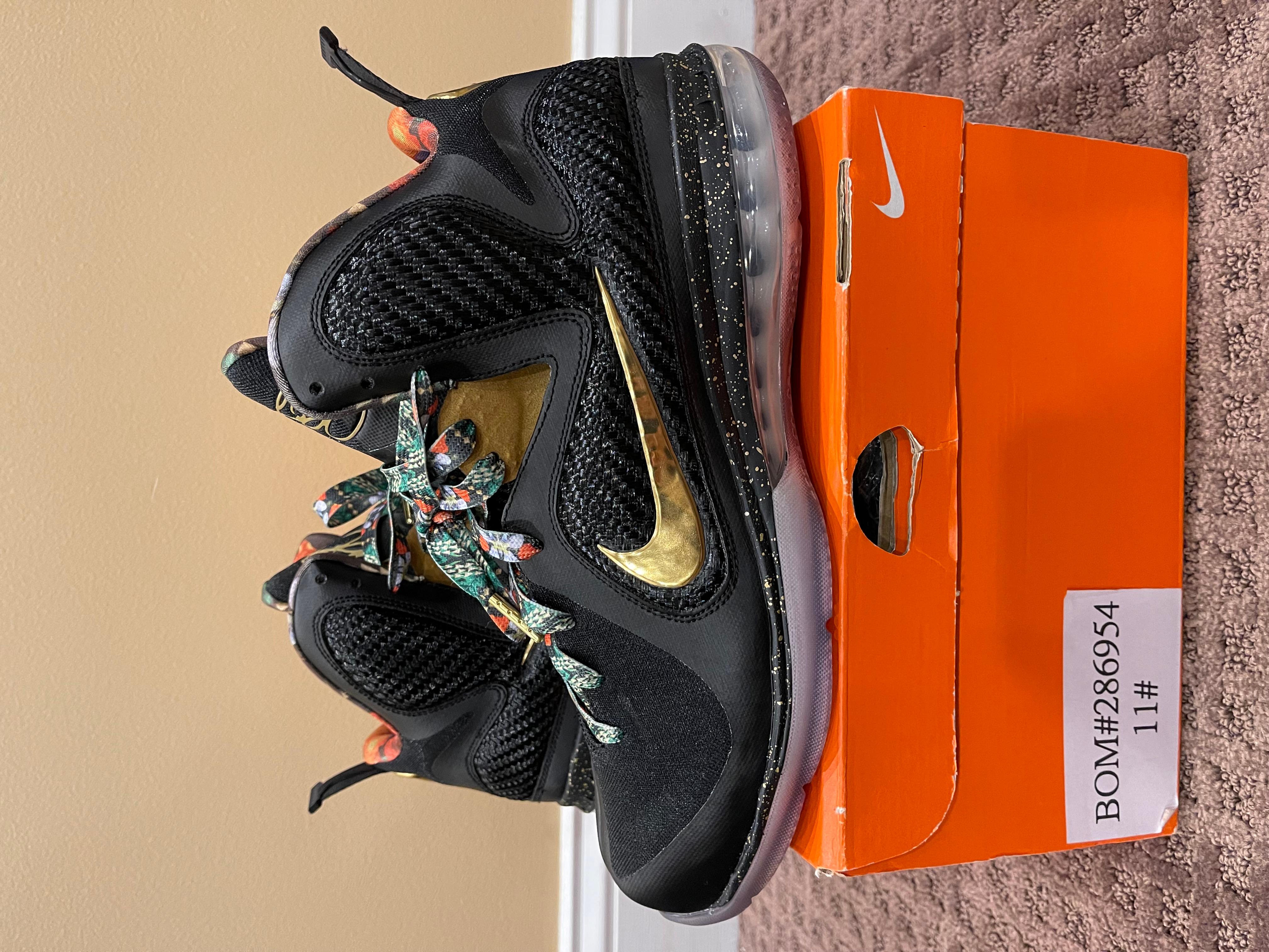 Nike LeBron 9 “Watch the Throne” Promo Sample

Size 11

Og BOM box included

Excellent condition (note: small minor mark on left shoe; see pics. Could easily be removed using shoe cleaner)

EXTREMELY RARE LeBron 9 Sample WTT inspired from the Kanye
