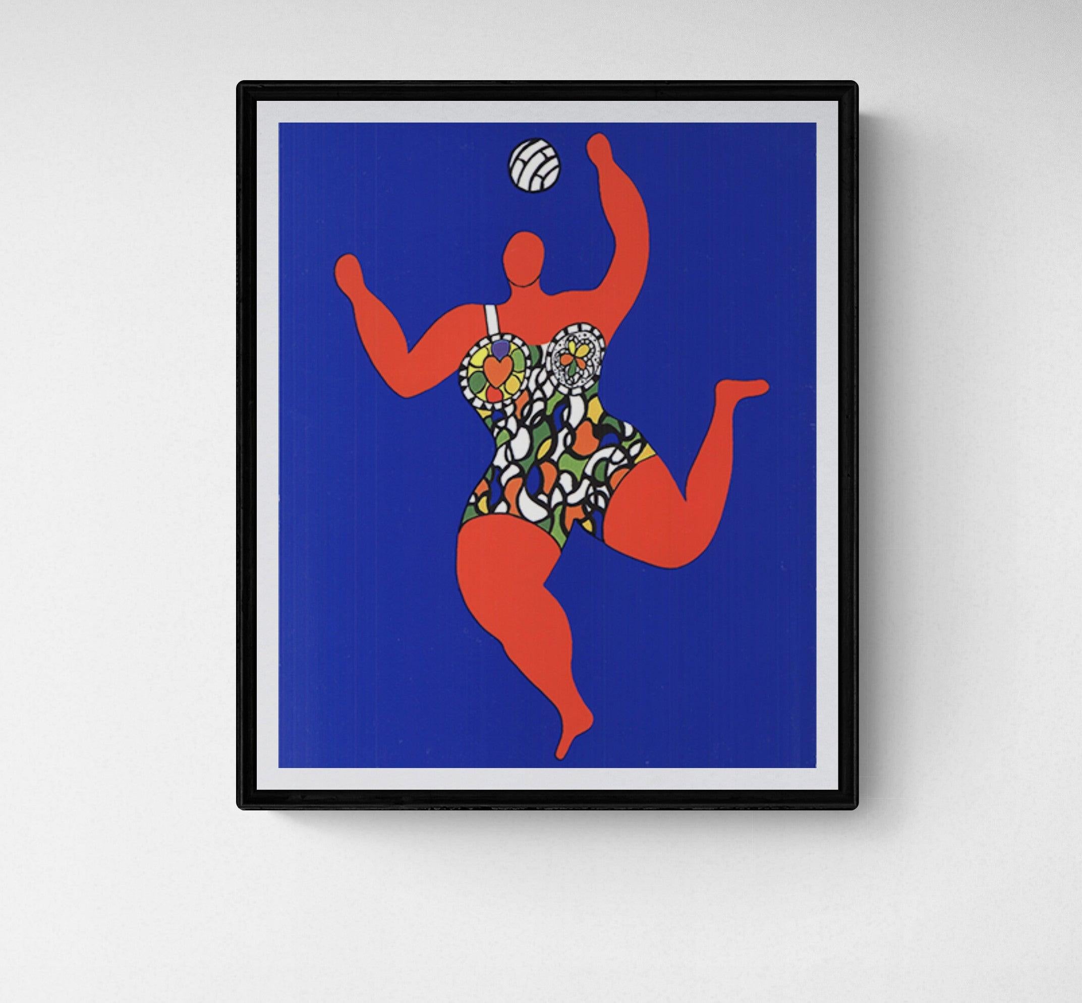 Cette œuvre d'art encadrée de Nikki de Saint Phalle, intitulée Volleyball, présente une scène de volleyball vibrante et enjouée. Le cadre en métal noir brillant avec un profil avant de 3/8 pouces et un profil latéral de 7/8 pouces, ainsi que les